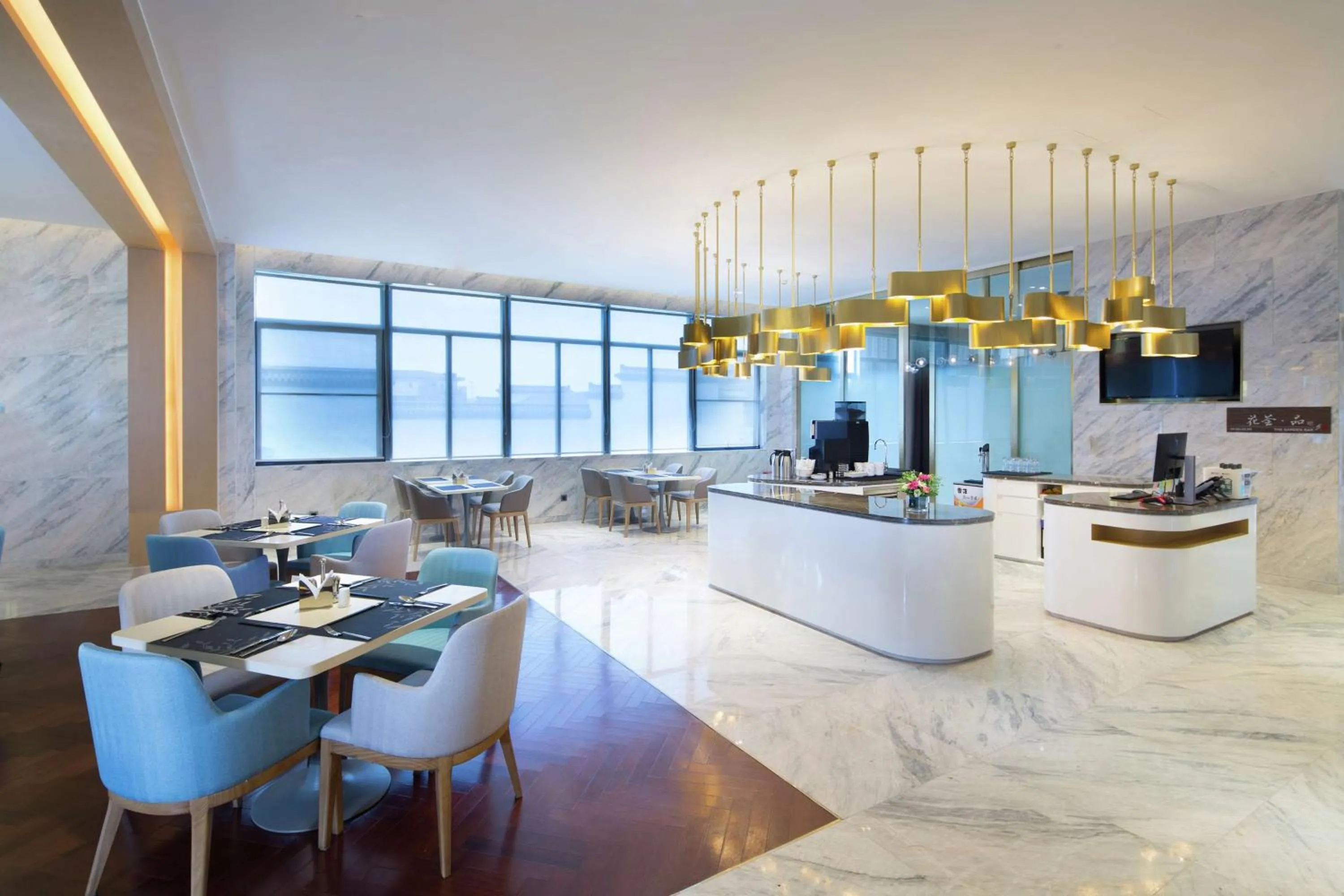 Dining area in Hilton Garden Inn Qidong