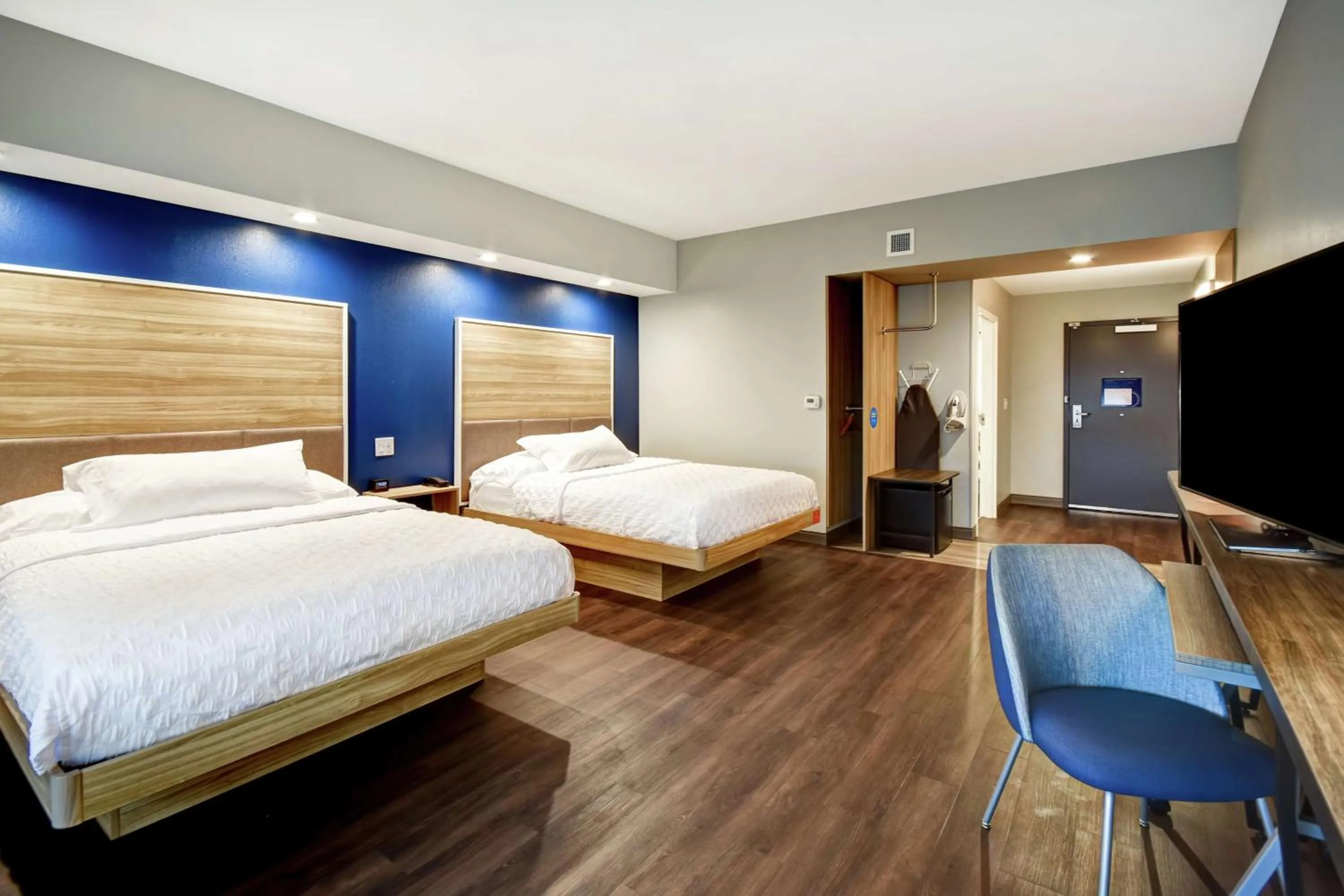 Bedroom, Bed in Tru By Hilton Syracuse-Camillus