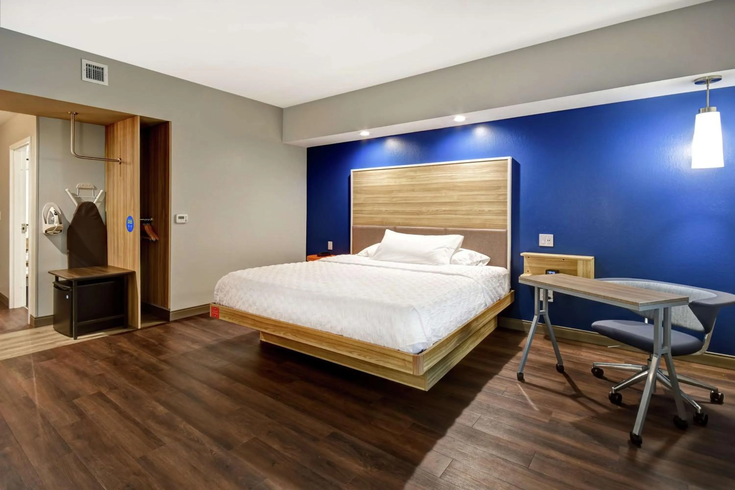 Bedroom, Bed in Tru By Hilton Syracuse-Camillus
