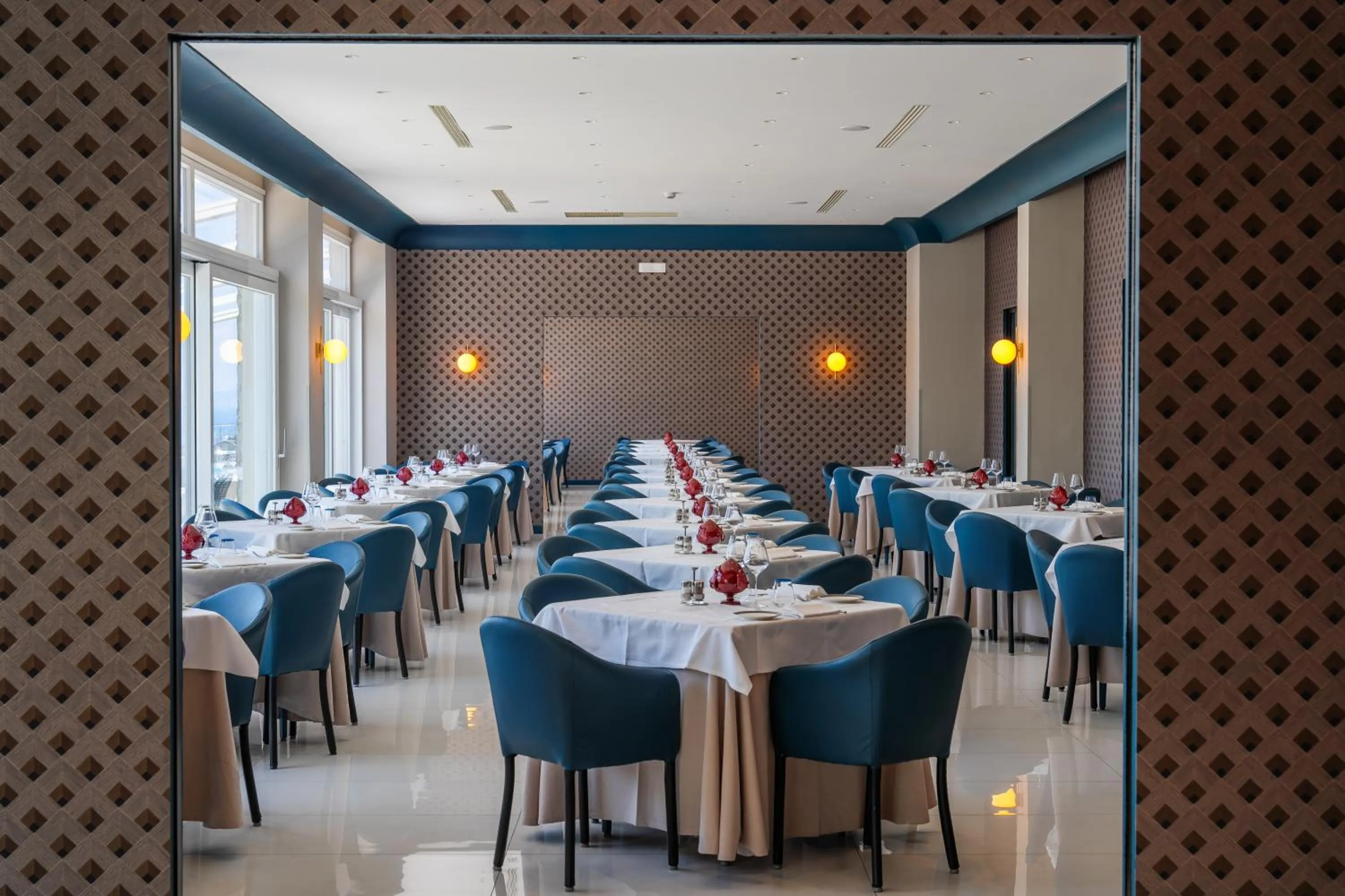 Restaurant/places to eat in Hotel Mary