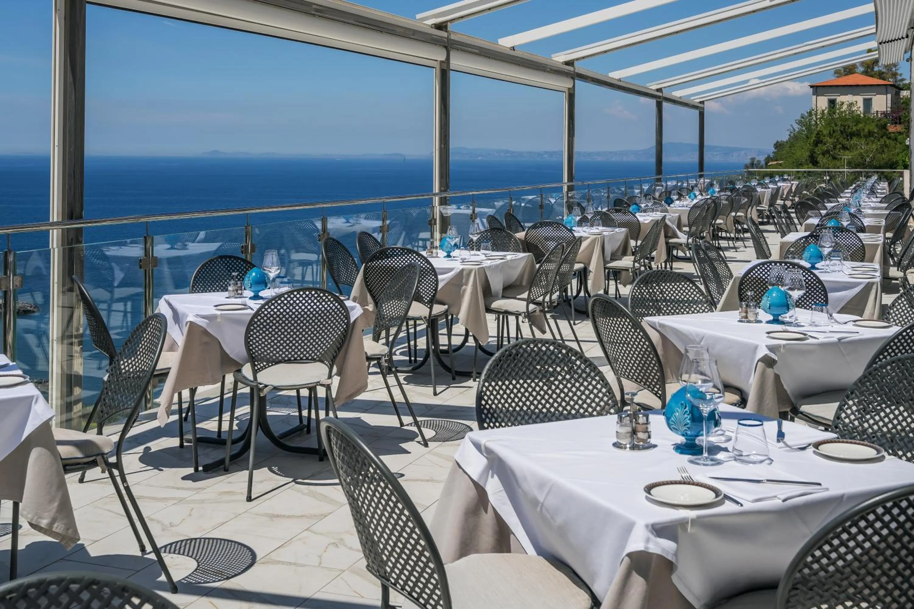 Restaurant/places to eat in Hotel Mary