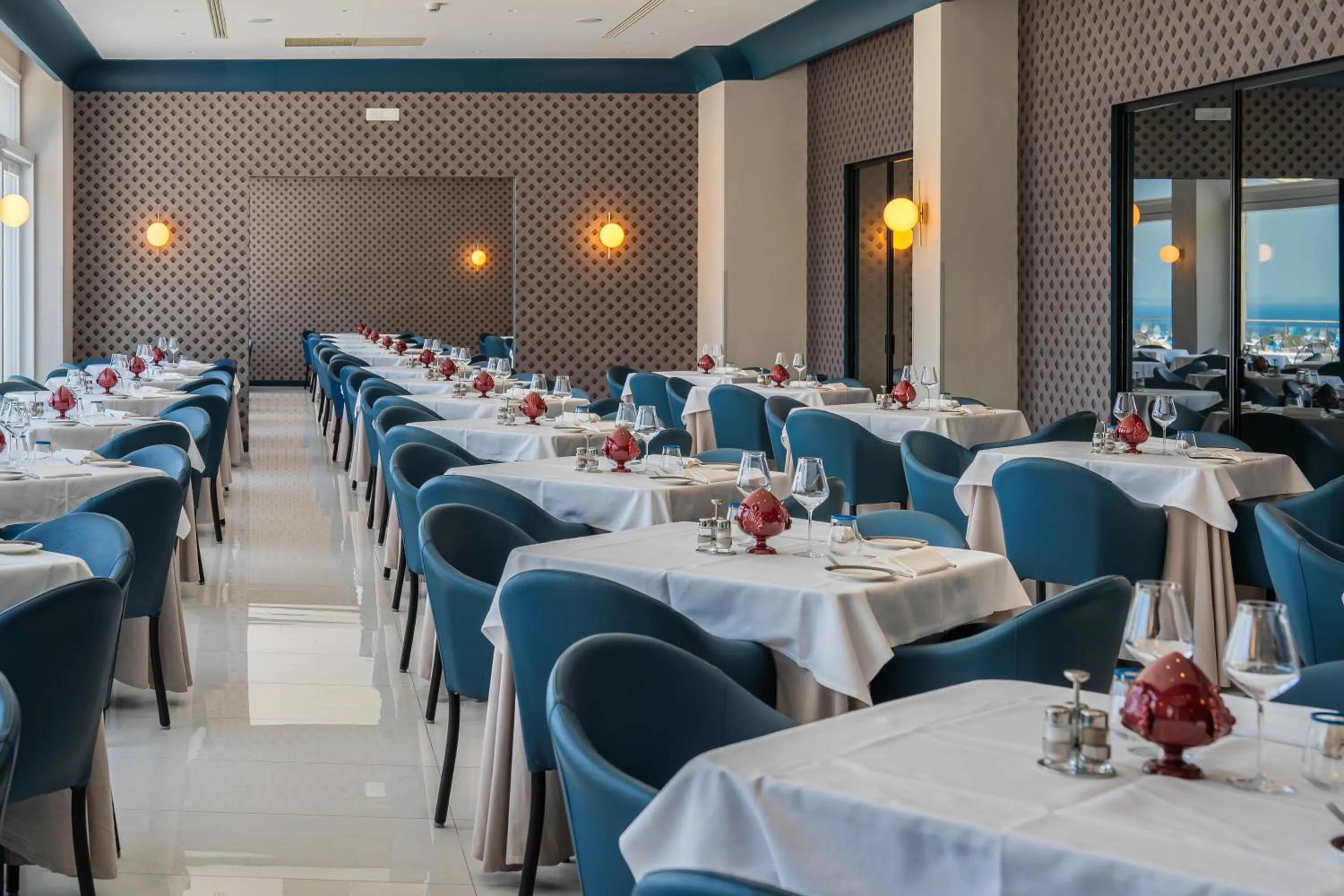 Restaurant/places to eat in Hotel Mary