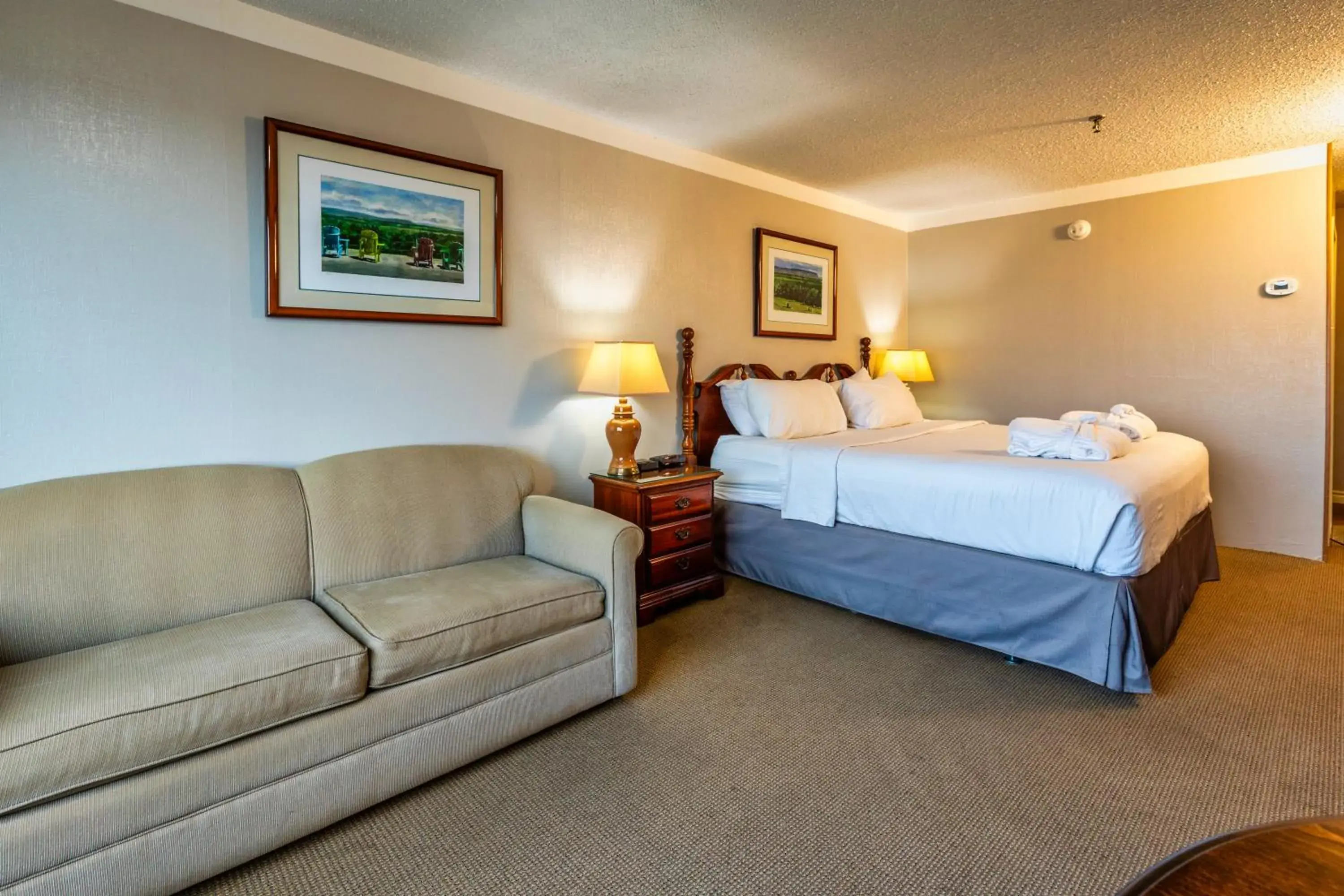 Standard Queen Room in Old Orchard Inn Standard Queen Room in Old Orchard Inn