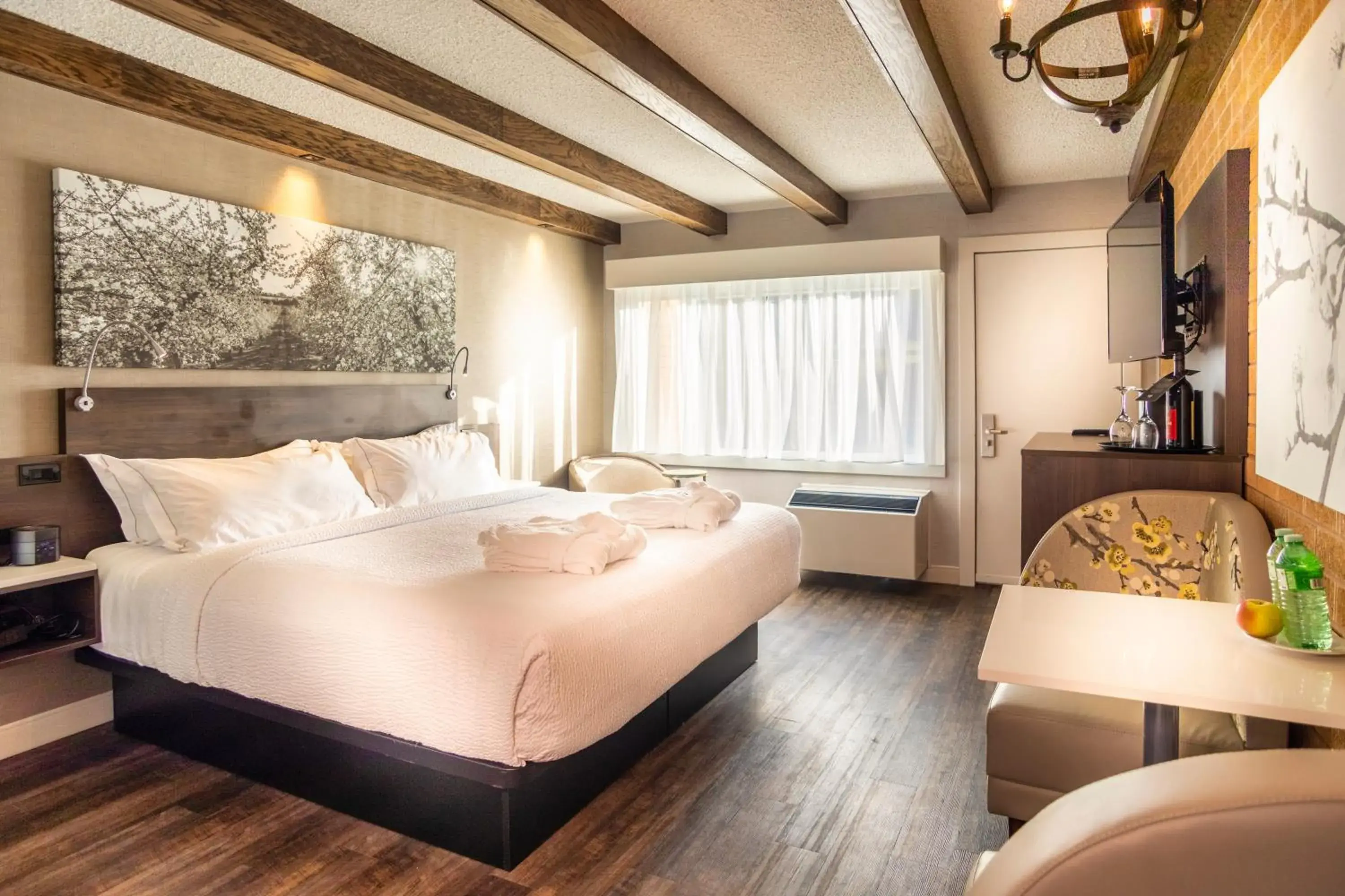 Standard King Room in Old Orchard Inn Standard King Room in Old Orchard Inn