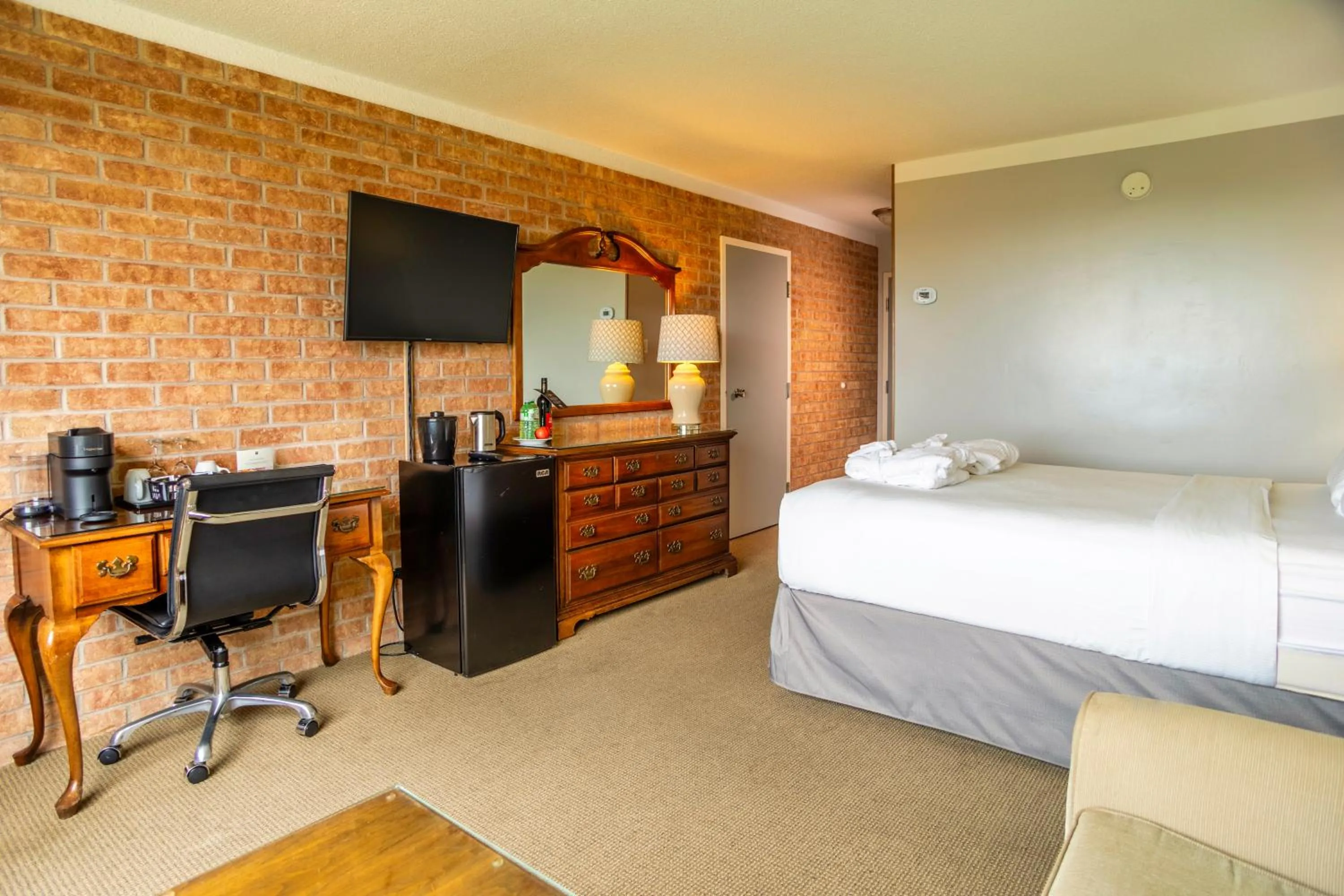 Bed in Old Orchard Inn