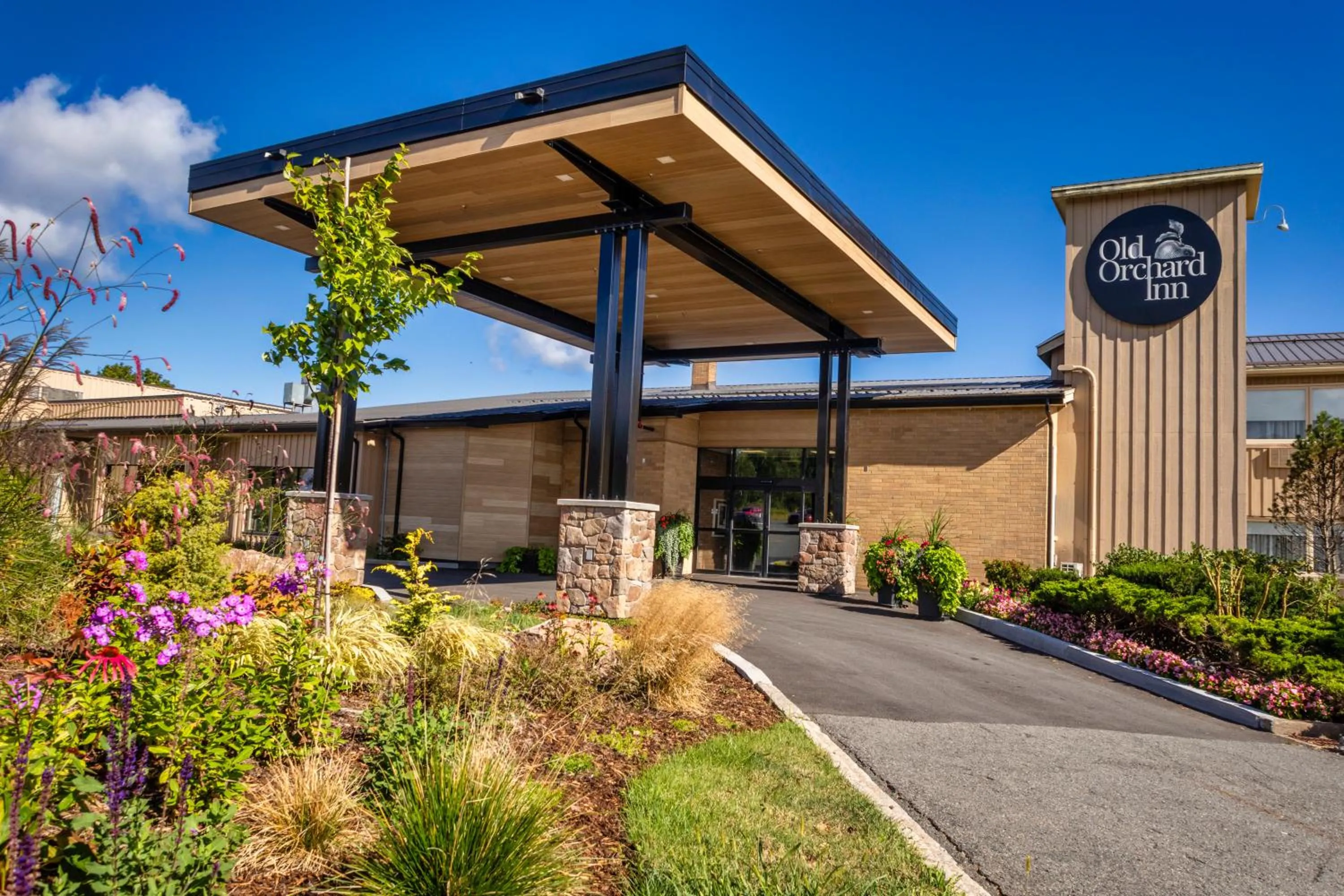 Facade/entrance in Old Orchard Inn