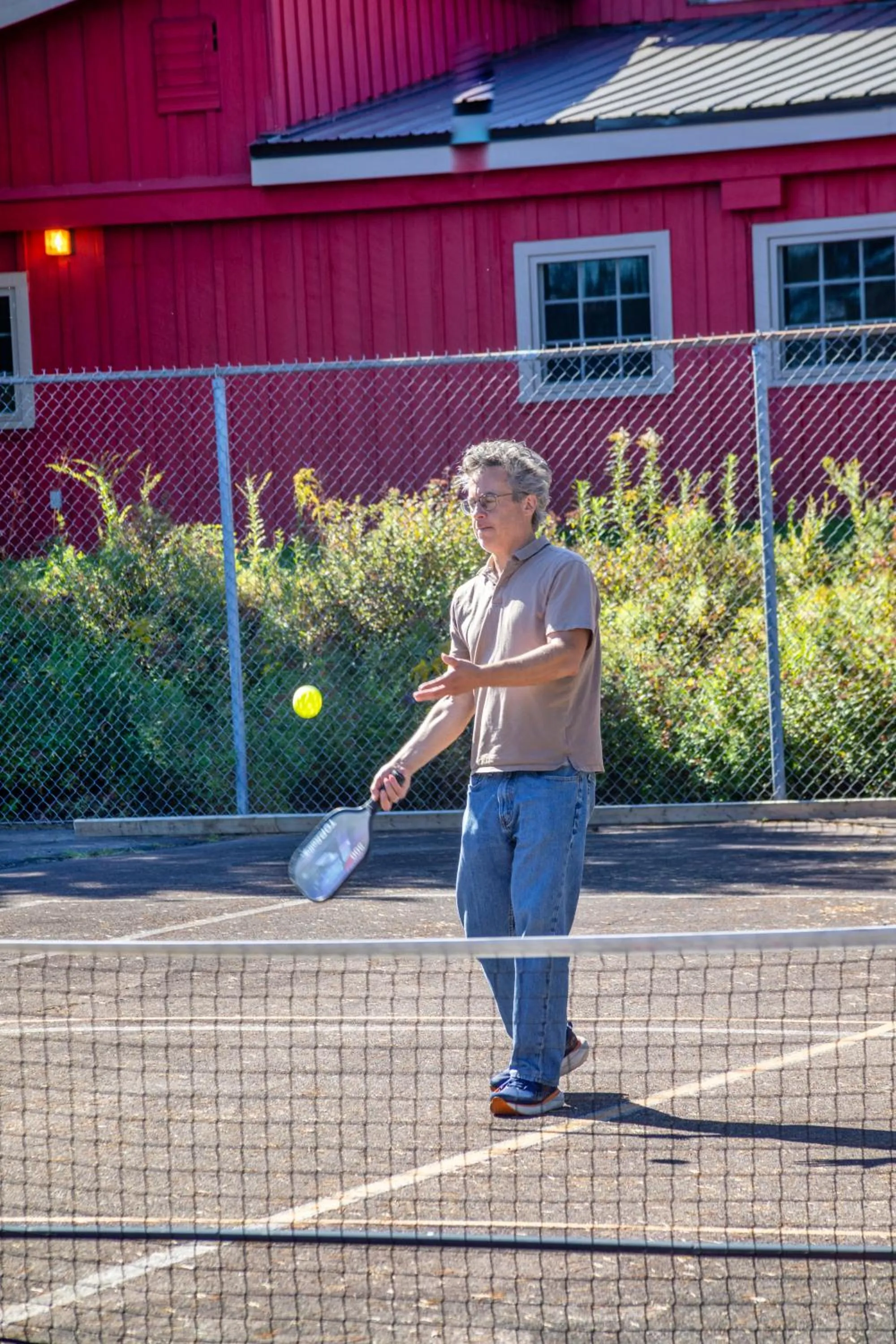 Tennis court in Old Orchard Inn