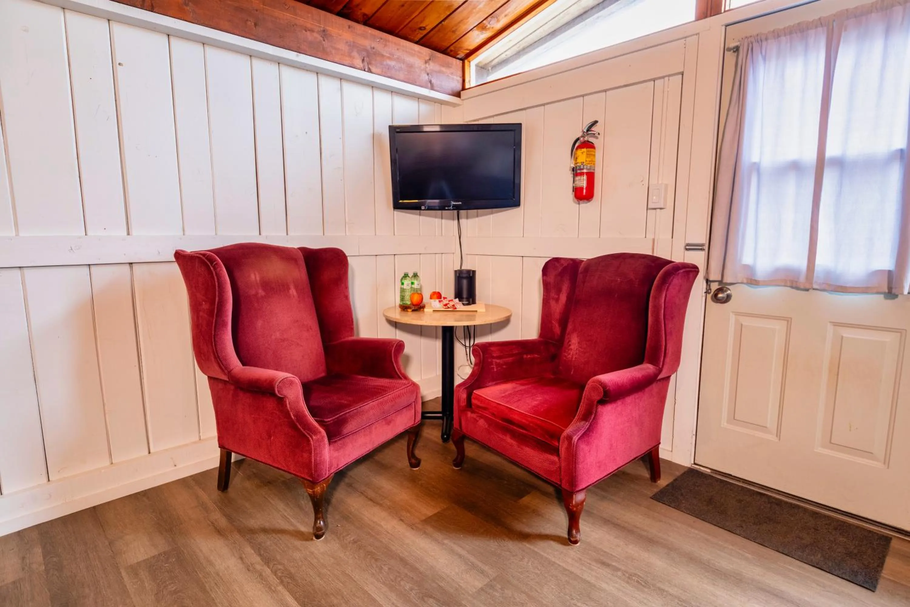 Seating area in Old Orchard Inn