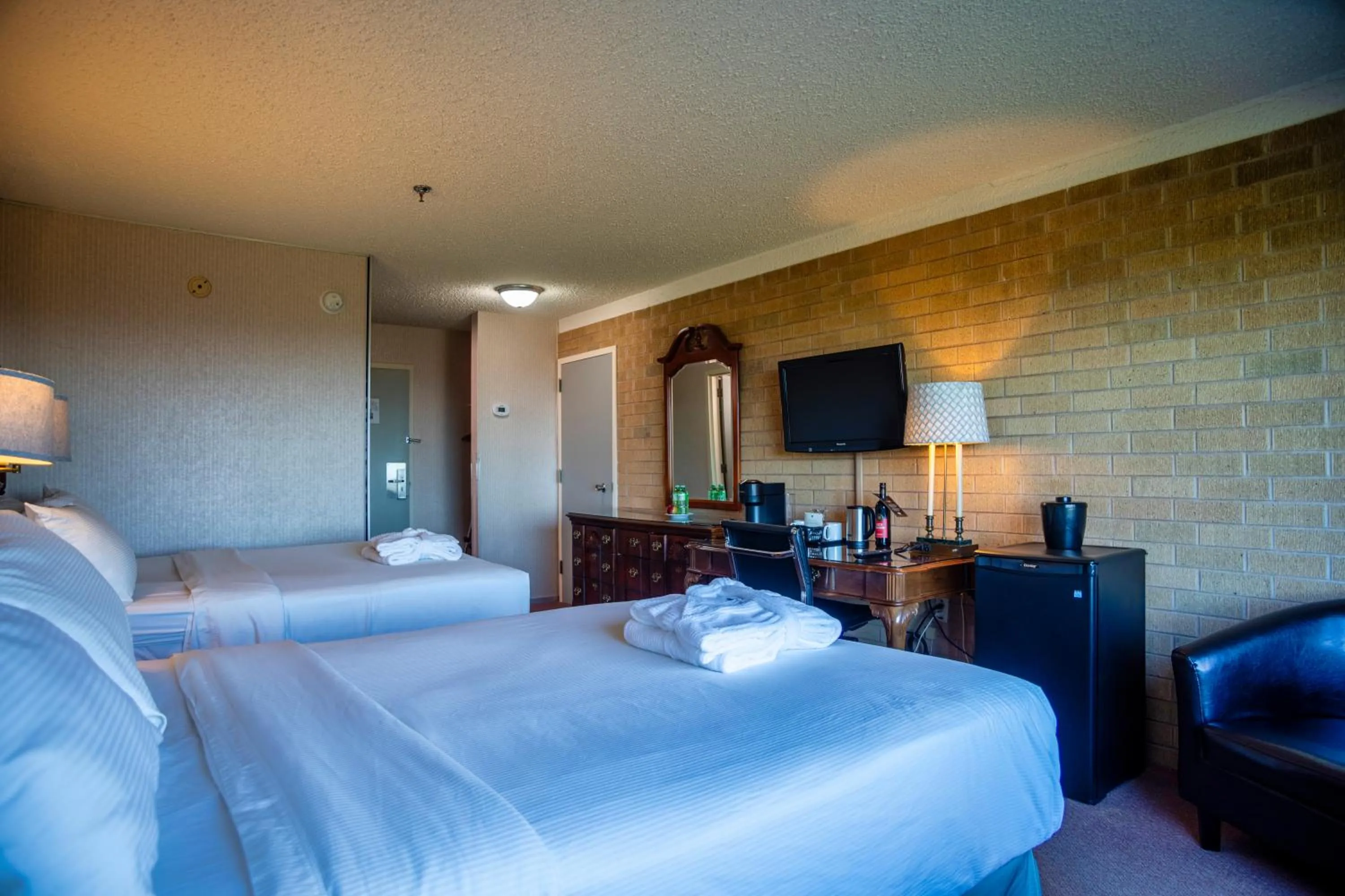 Photo of the whole room, Bed in Old Orchard Inn