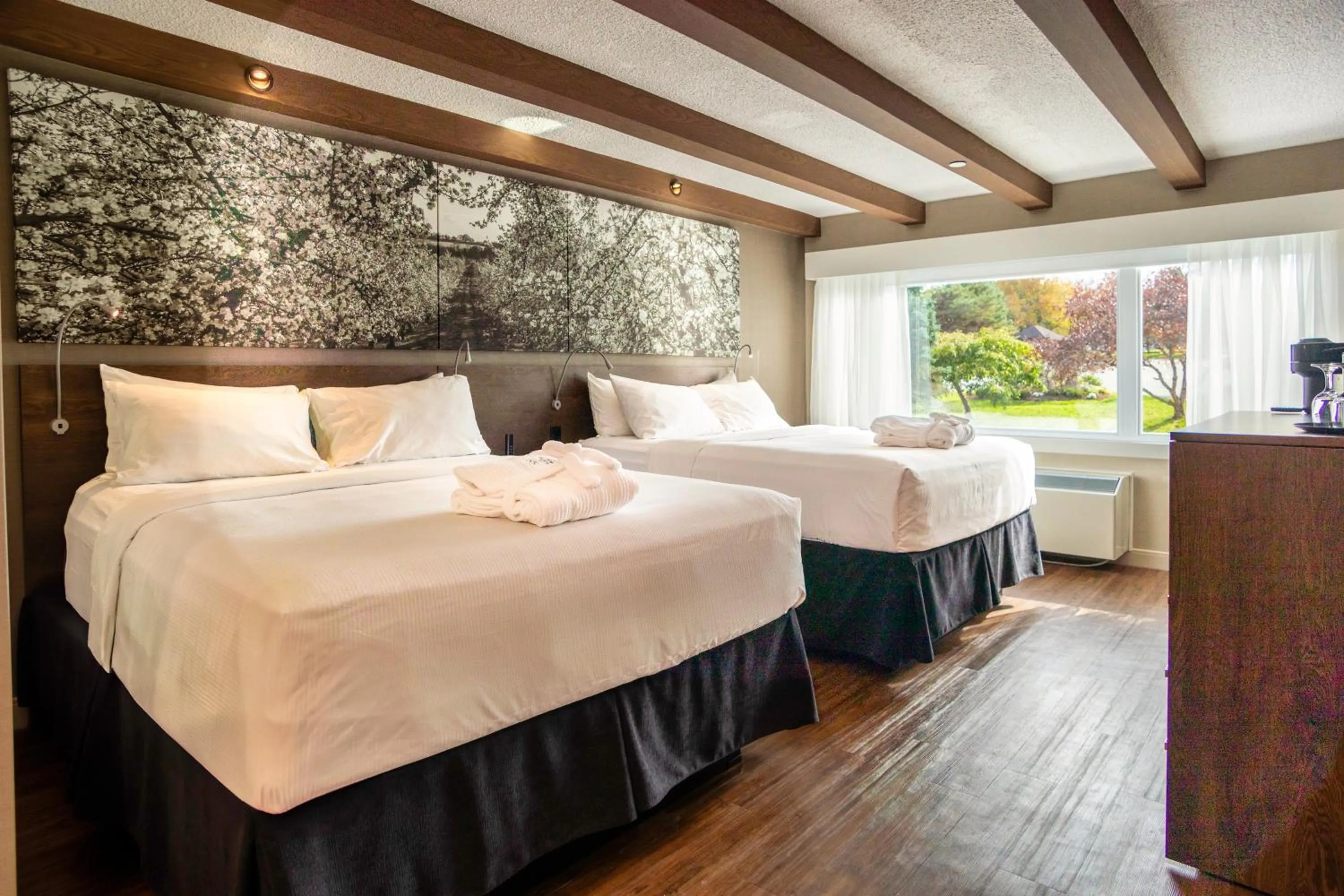 Bed in Old Orchard Inn