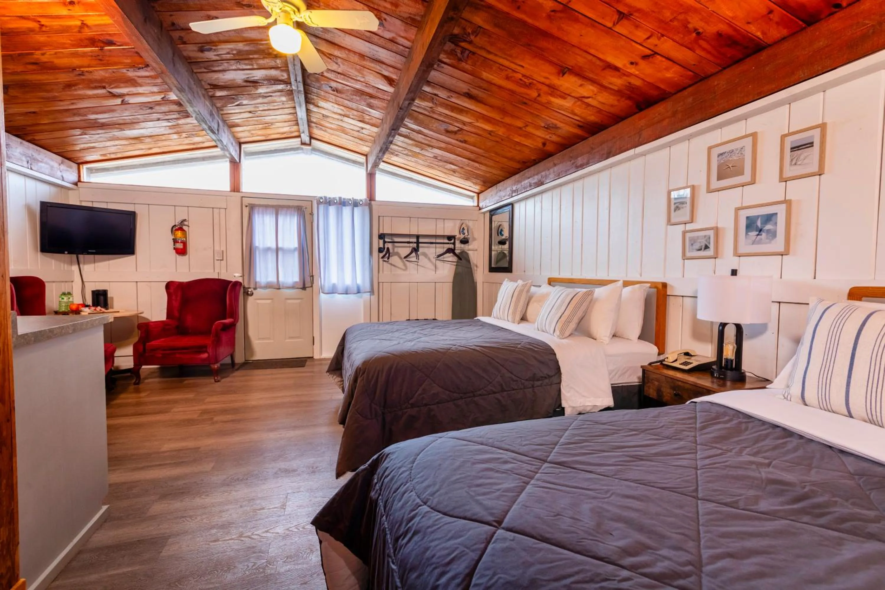 Photo of the whole room in Old Orchard Inn