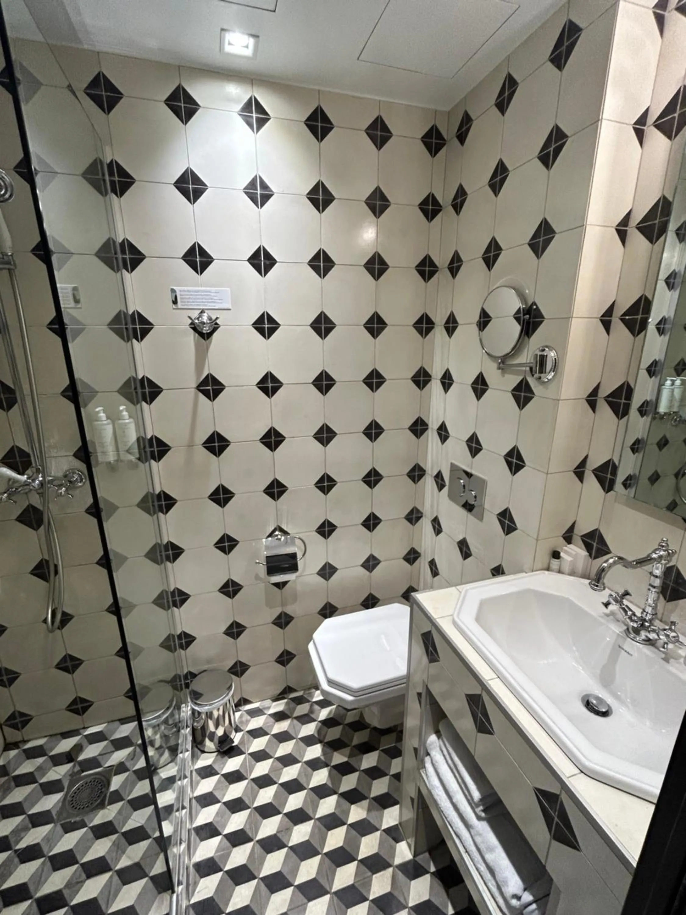 Bathroom in Hôtel du Continent