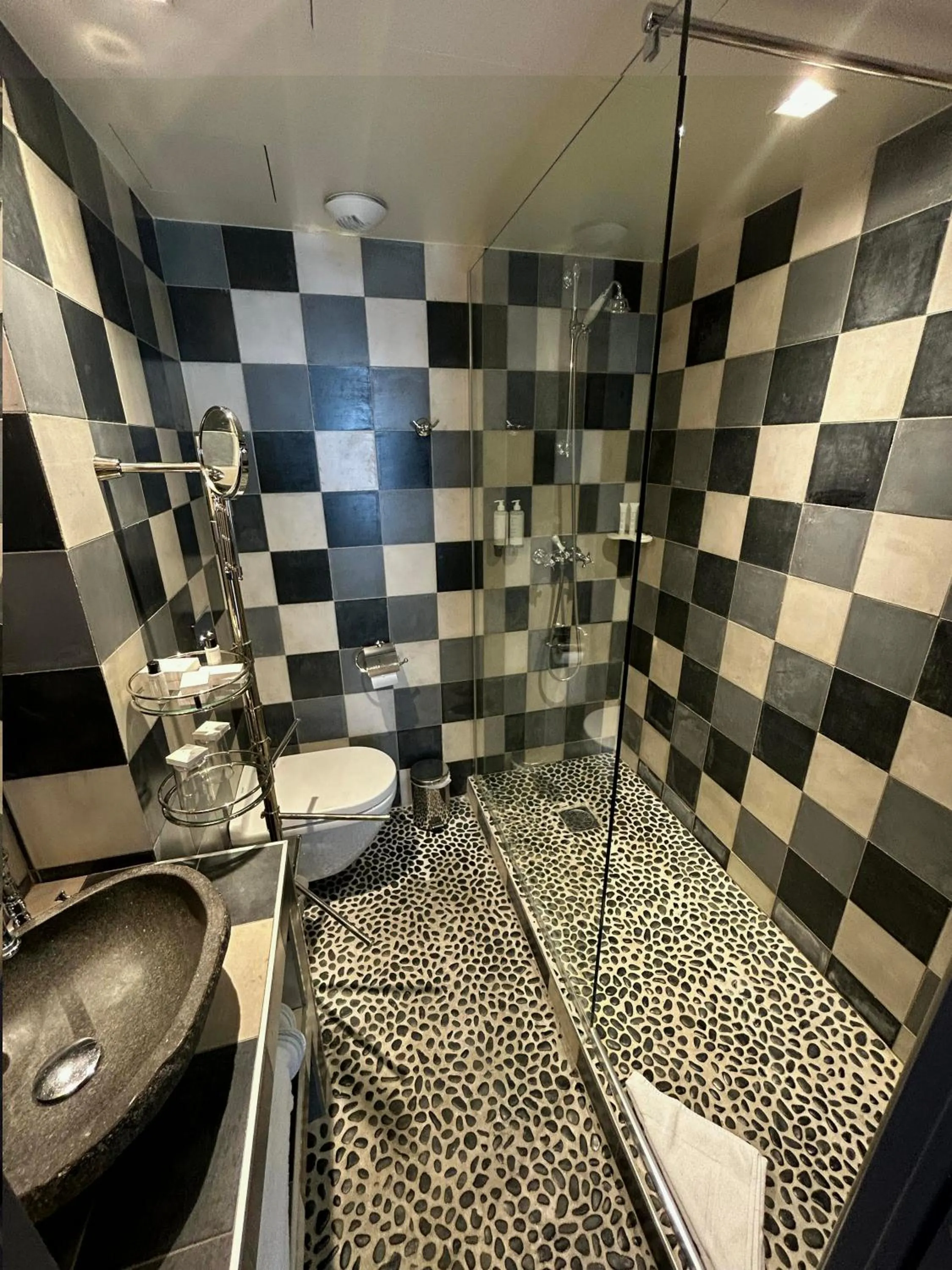 Bathroom in Hôtel du Continent
