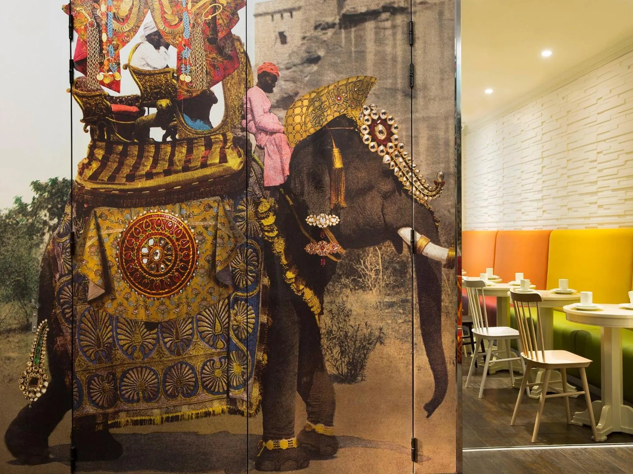 Communal lounge/ TV room in Hôtel du Continent