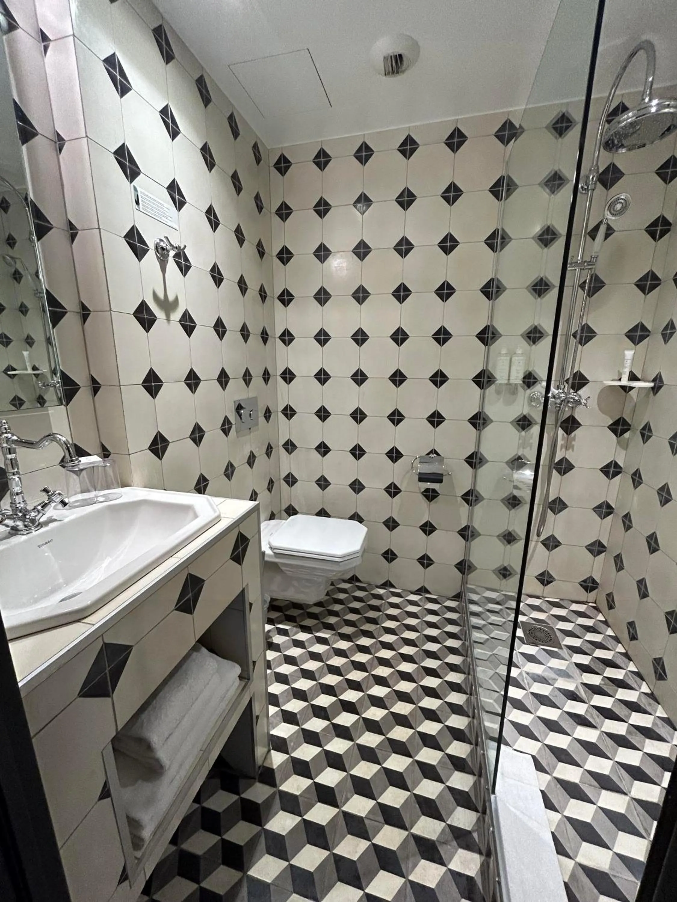 Bathroom in Hôtel du Continent
