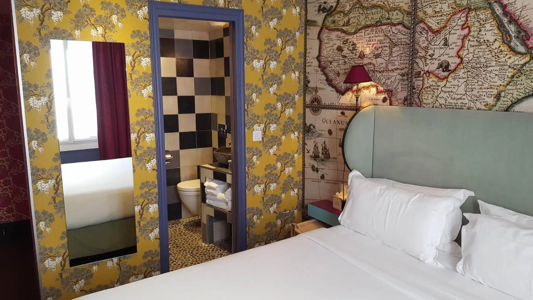 Bathroom, Bed in Hôtel du Continent