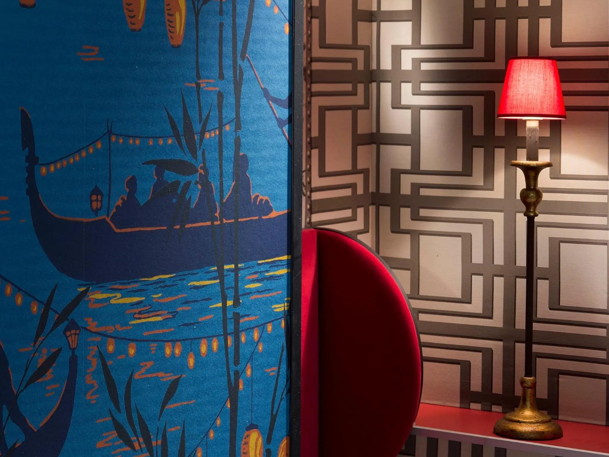 Decorative detail in Hôtel du Continent