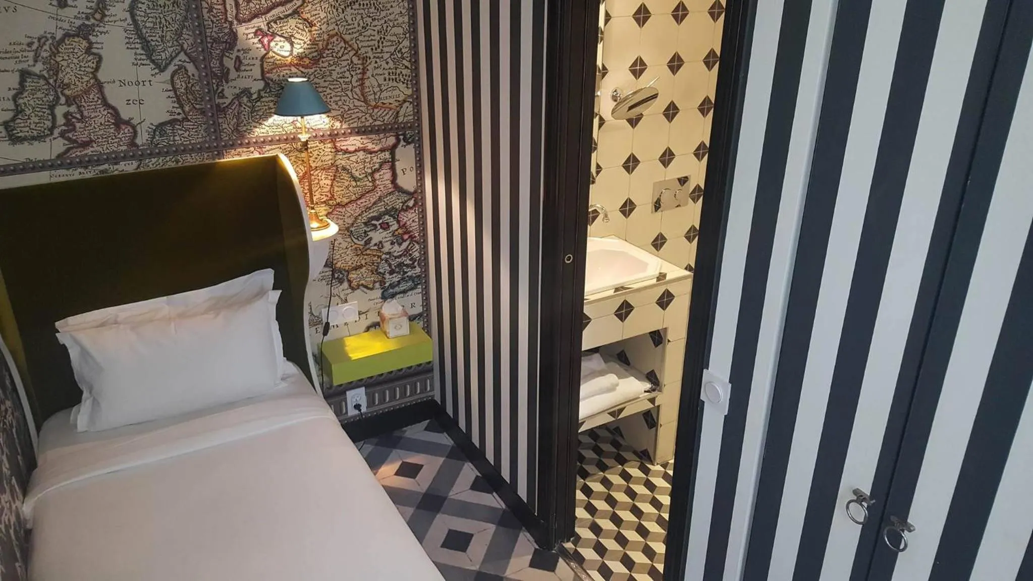 Photo of the whole room, Bed in Hôtel du Continent