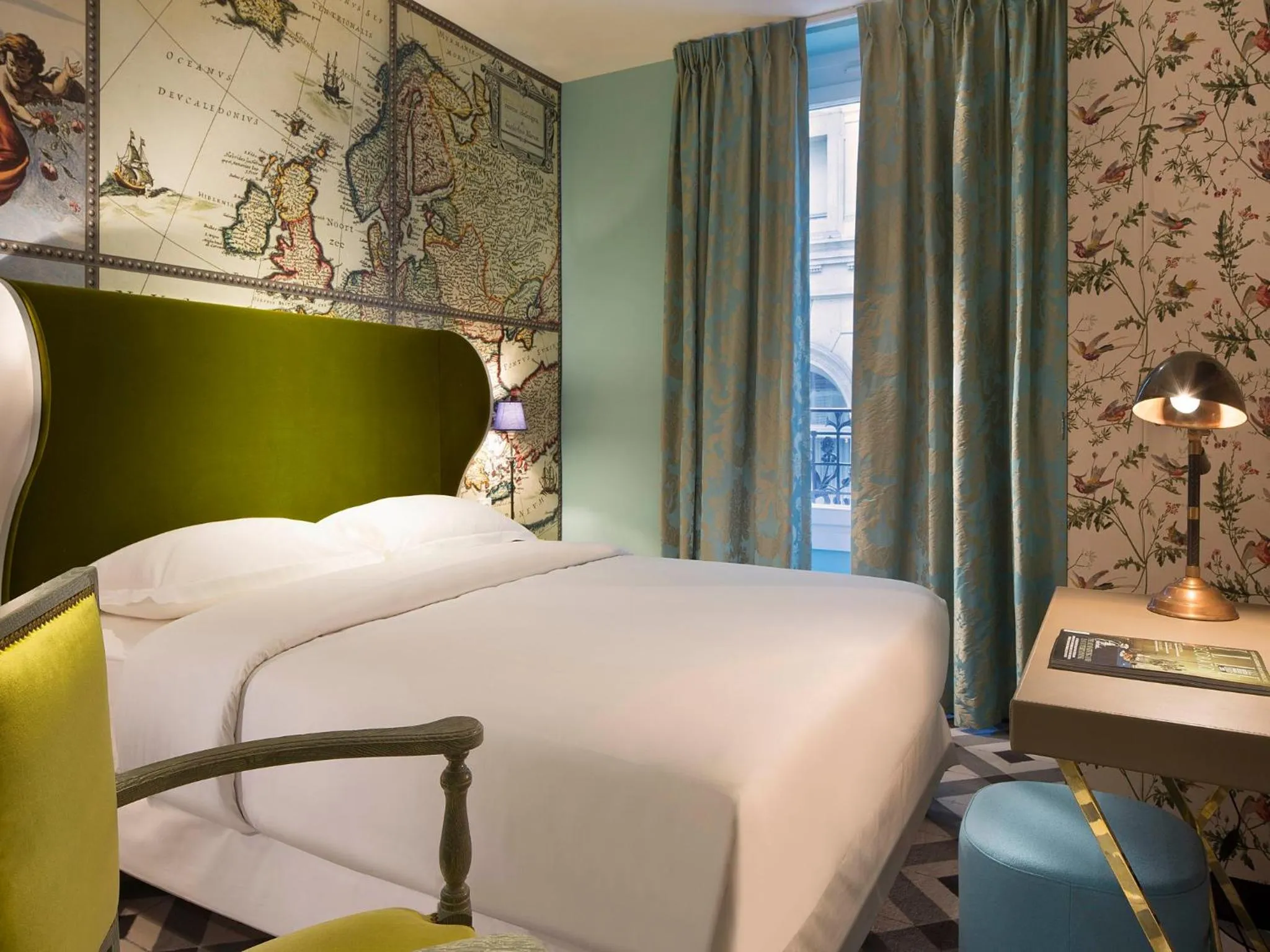 Photo of the whole room, Bed in Hôtel du Continent