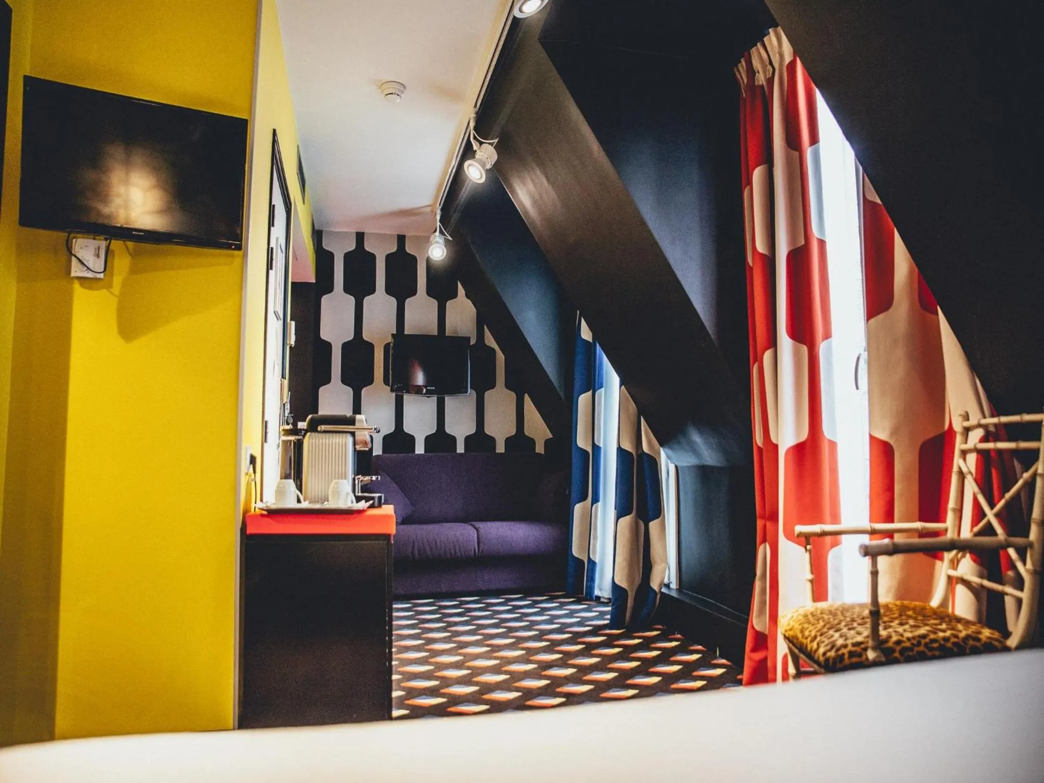 Seating area, Bed in Hôtel du Continent