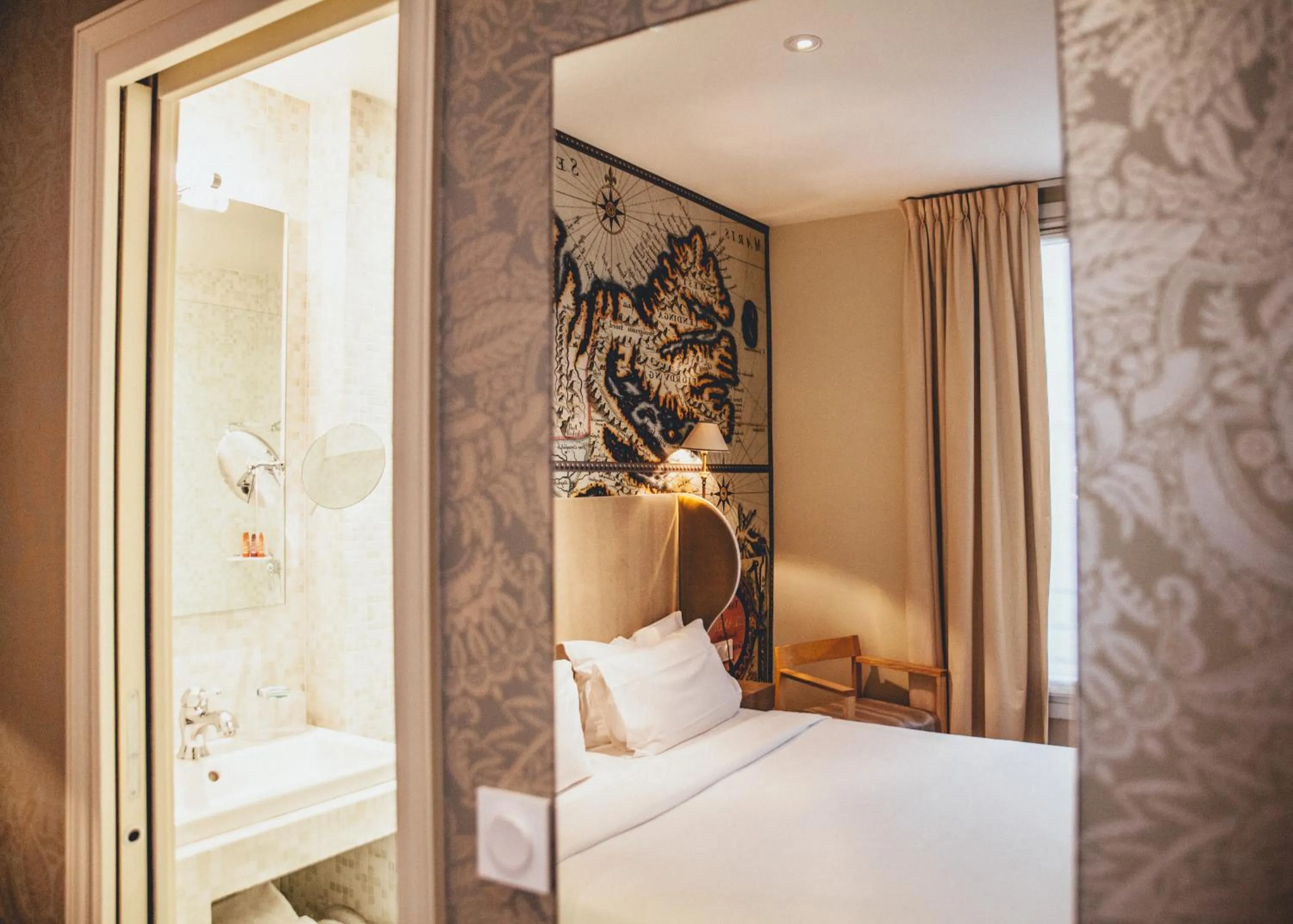 Photo of the whole room, Bed in Hôtel du Continent