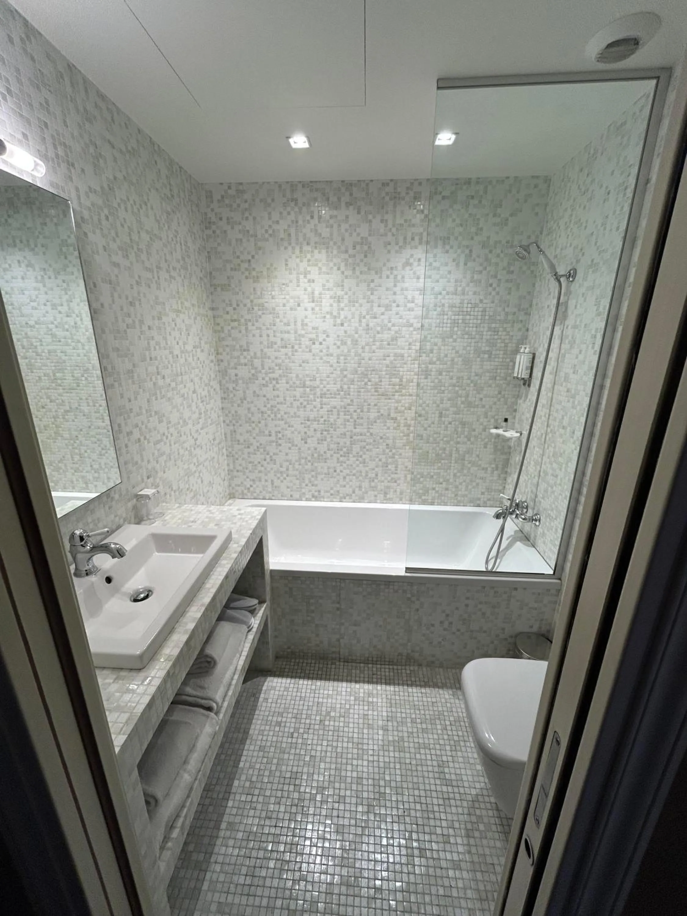 Bathroom in Hôtel du Continent