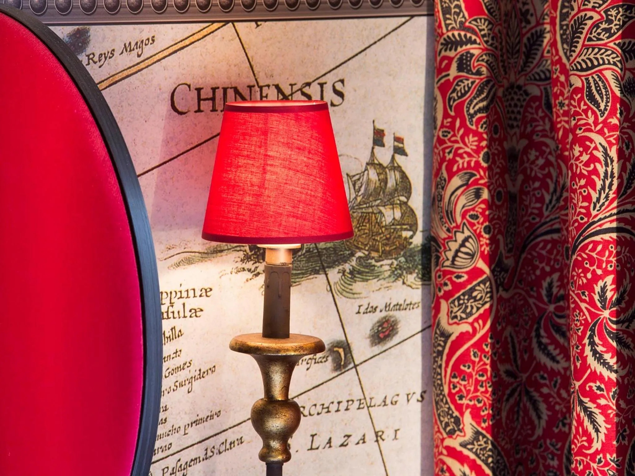 Bedroom in Hôtel du Continent