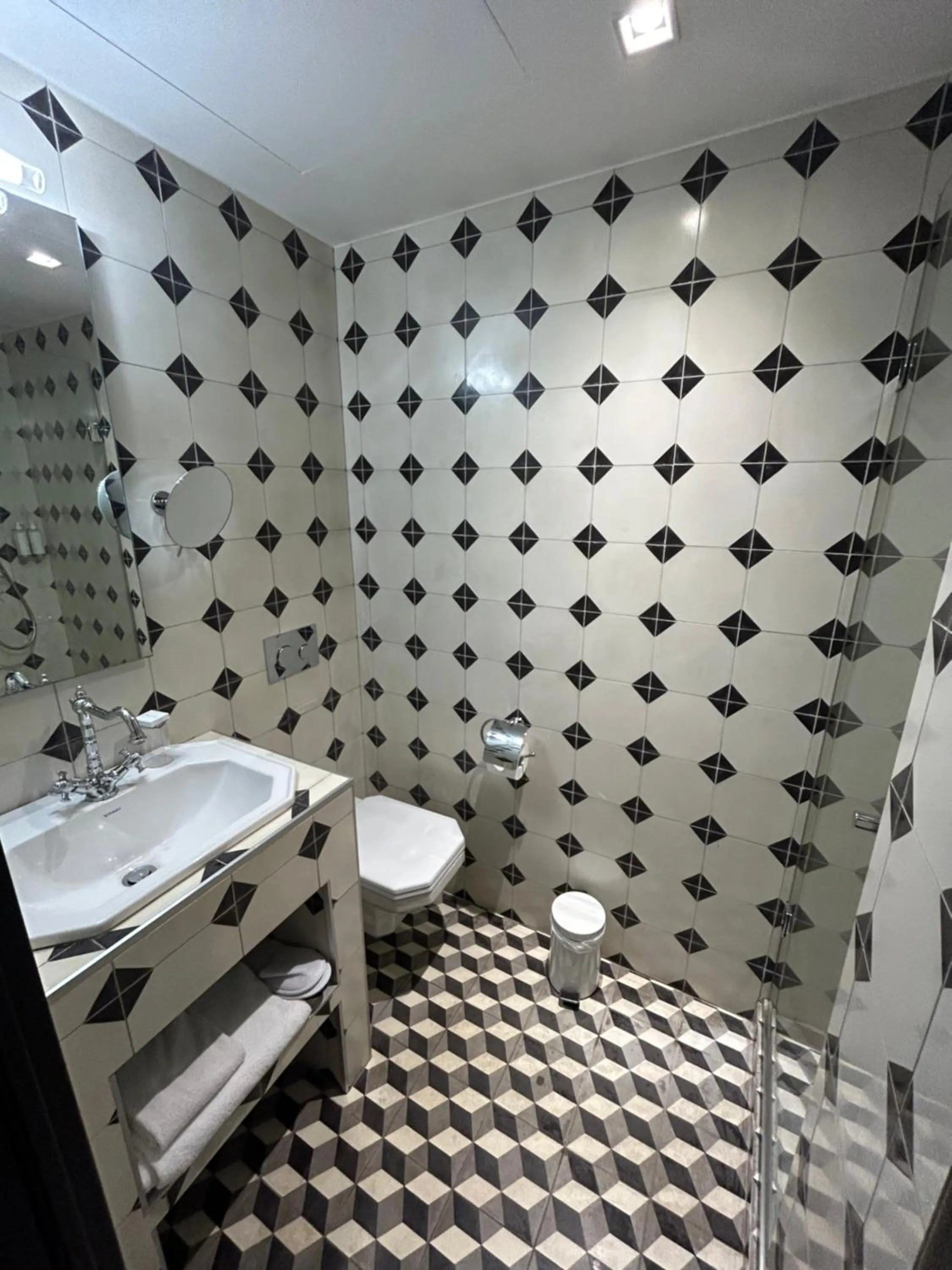 Bathroom in Hôtel du Continent