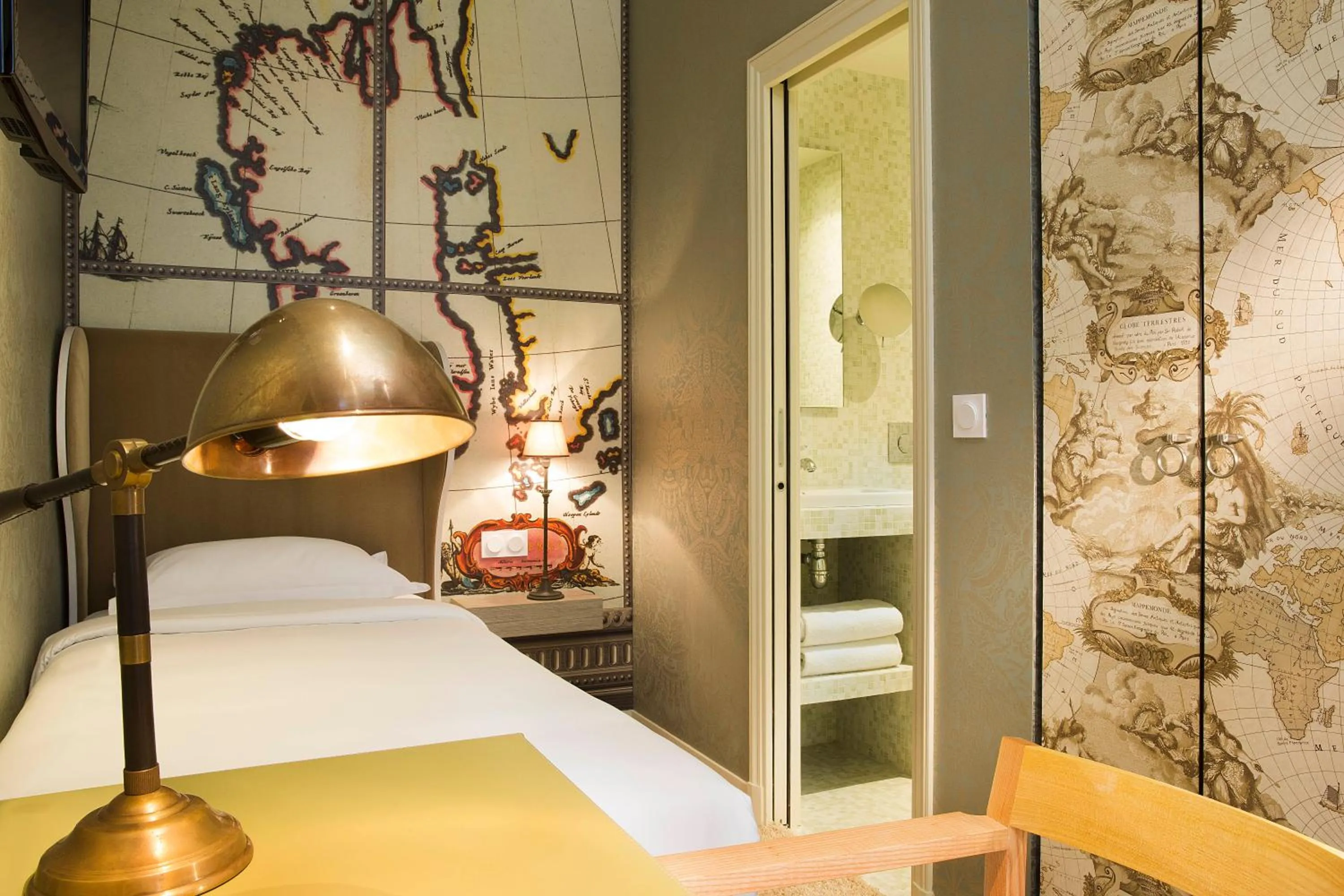 Photo of the whole room, Bed in Hôtel du Continent