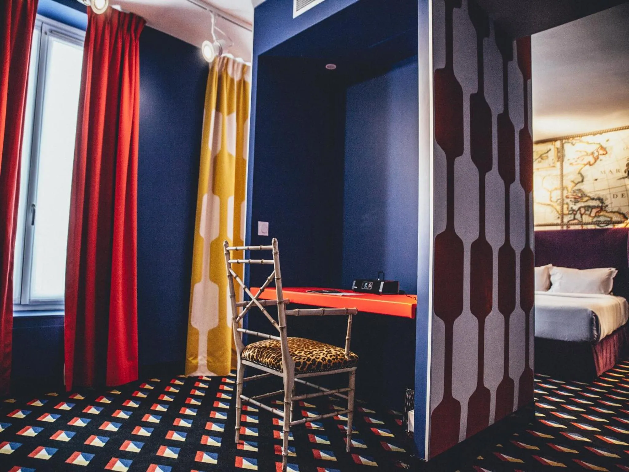 Seating area, Bed in Hôtel du Continent