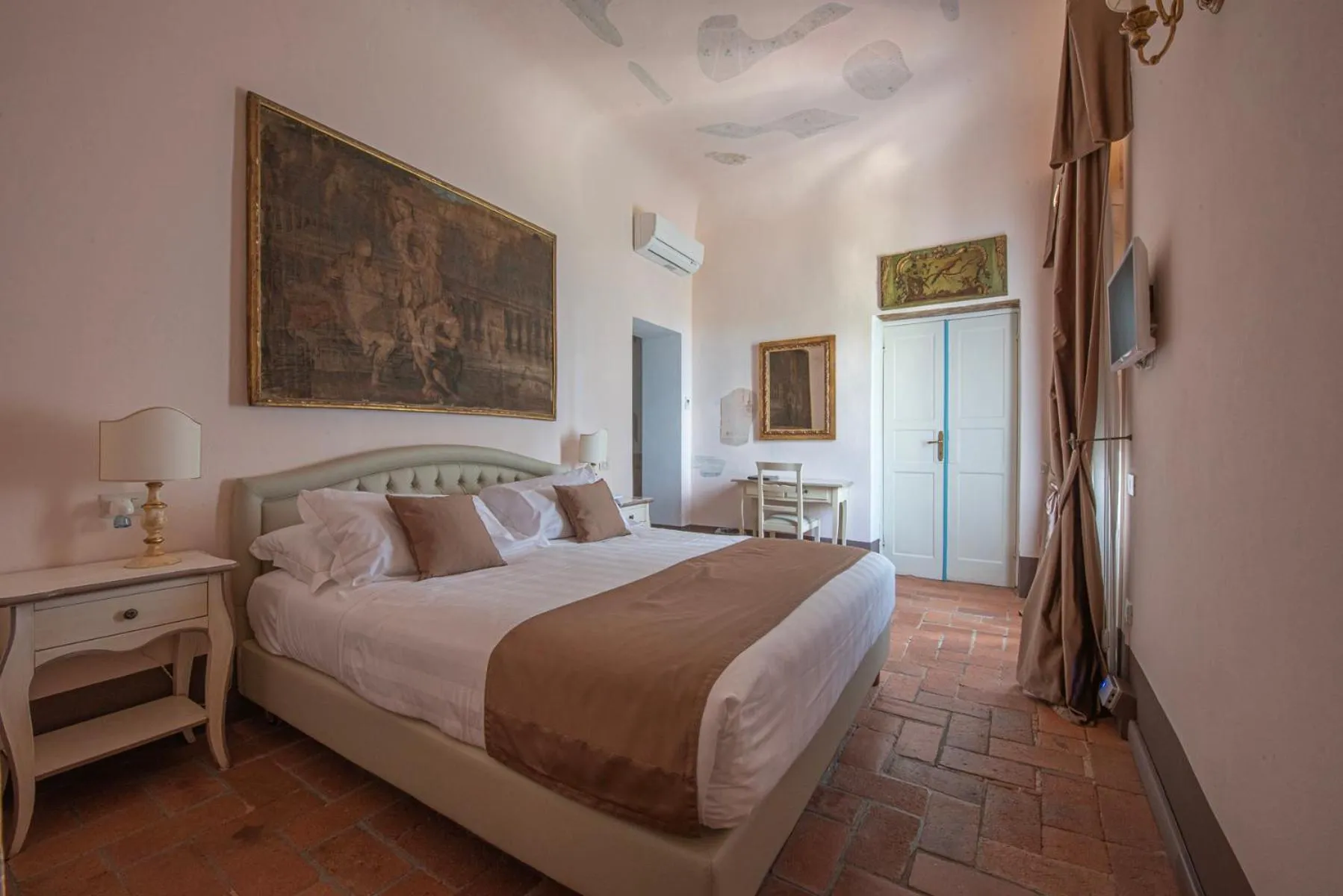 Bed in Relais Corte Rodeschi