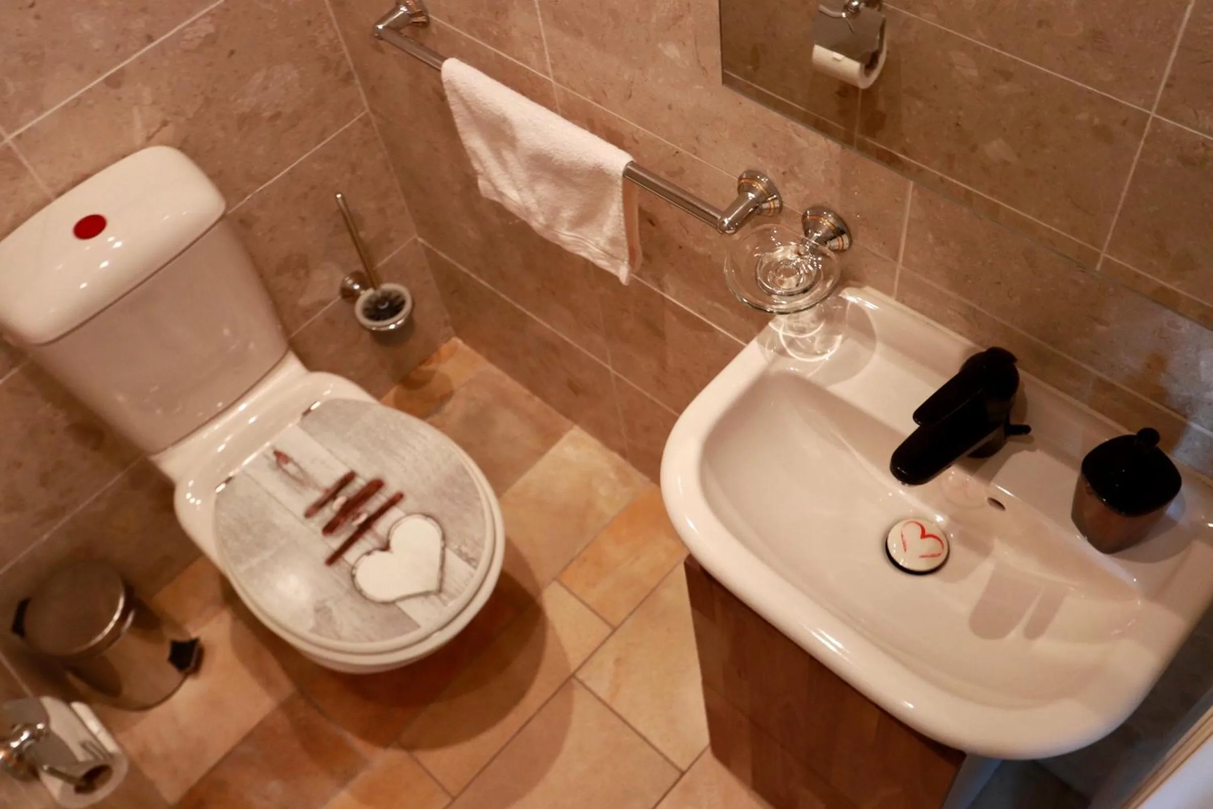 Toilet in Une Nuit Ailleurs