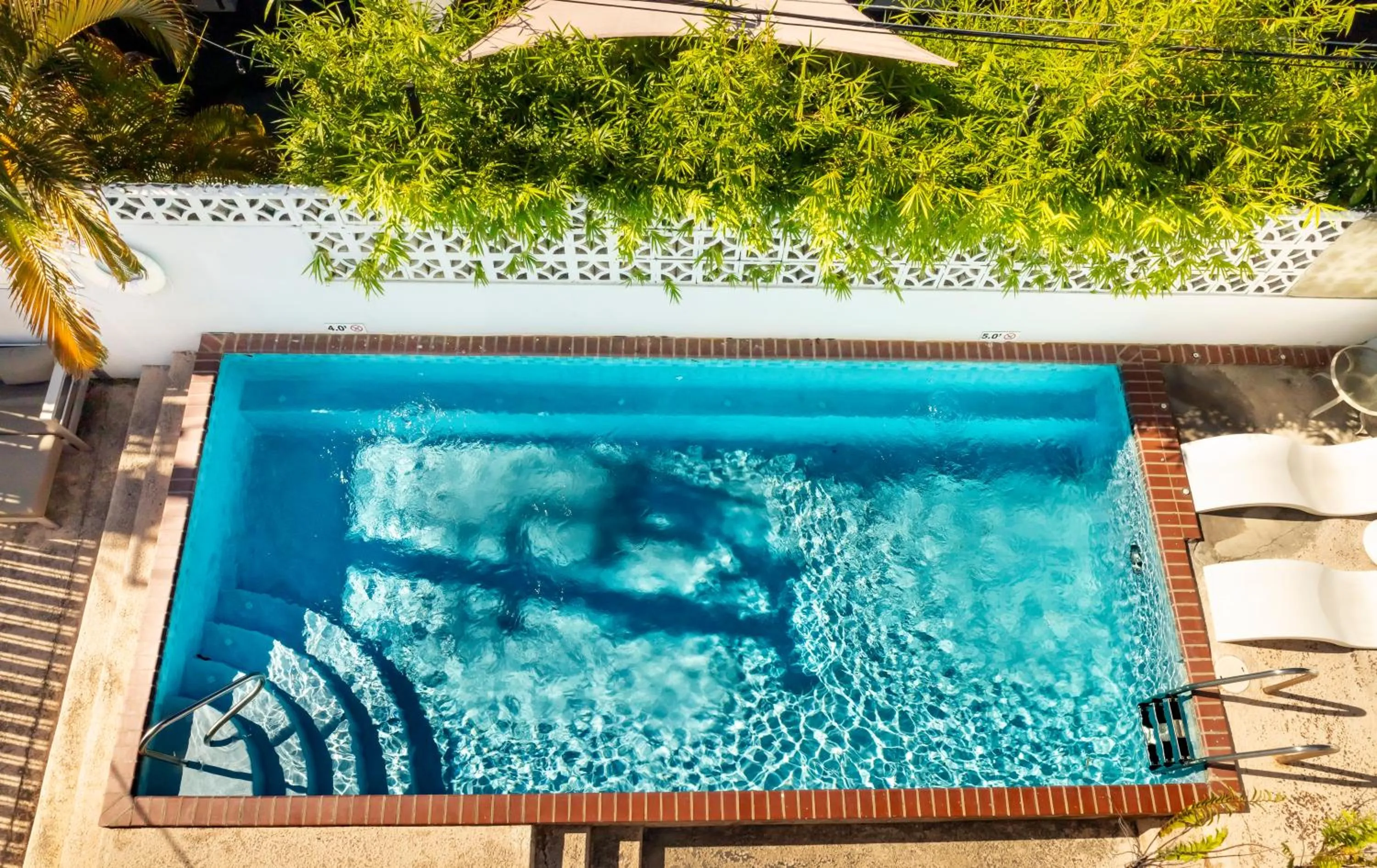 Swimming pool in Villa Verde Inn