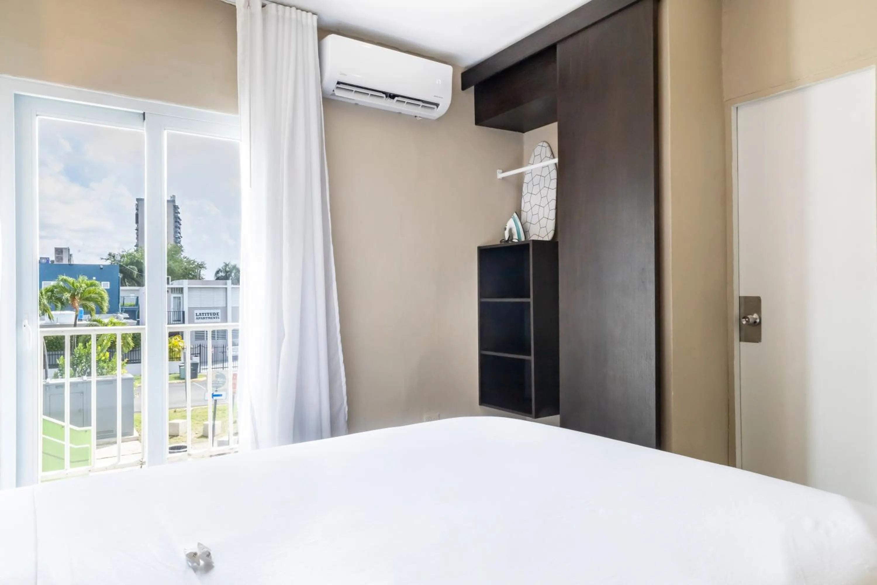 wardrobe, Bed in Villa Verde Inn