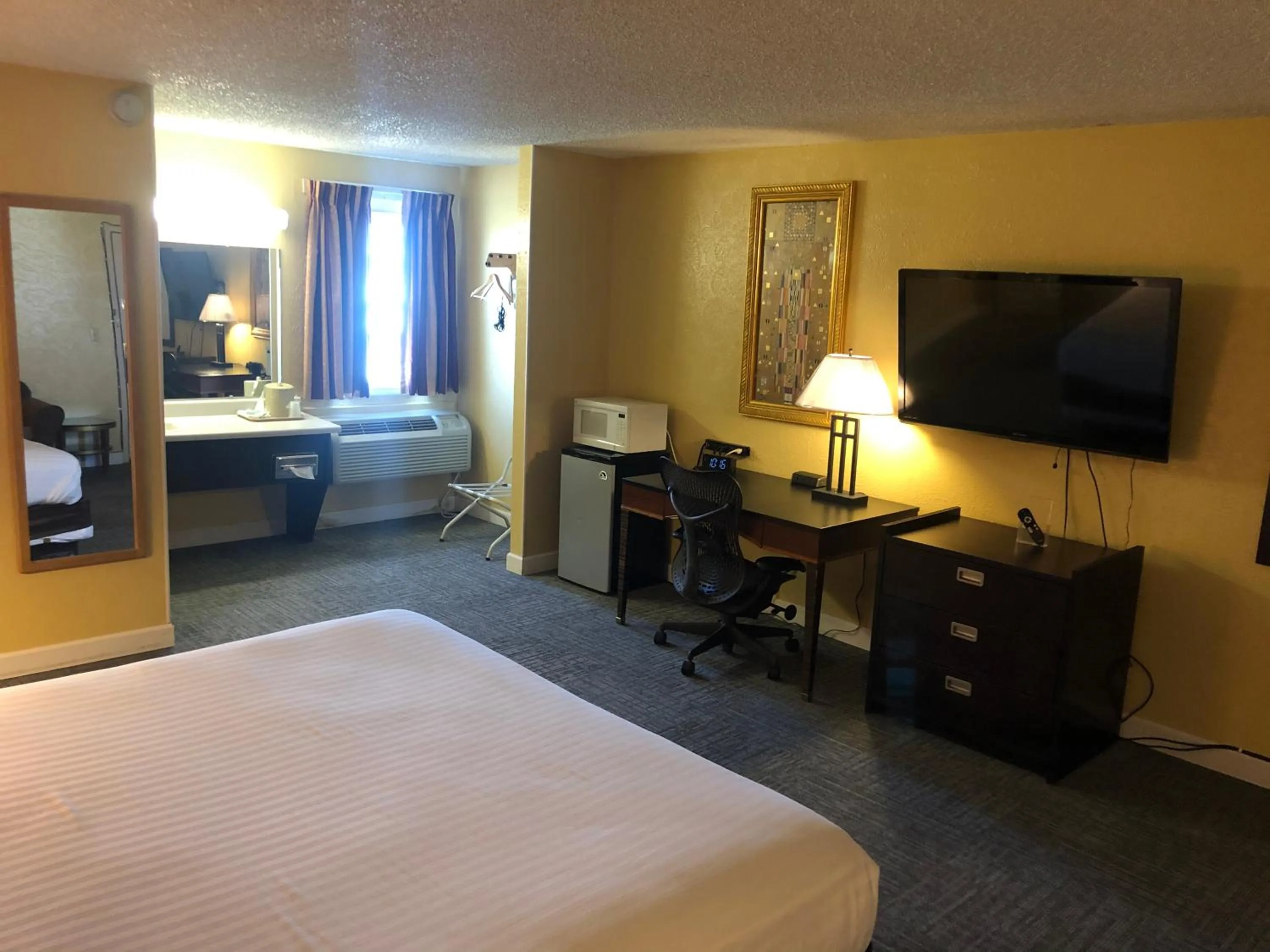 Bed in Nendels Inn & Suites Dodge City Airport