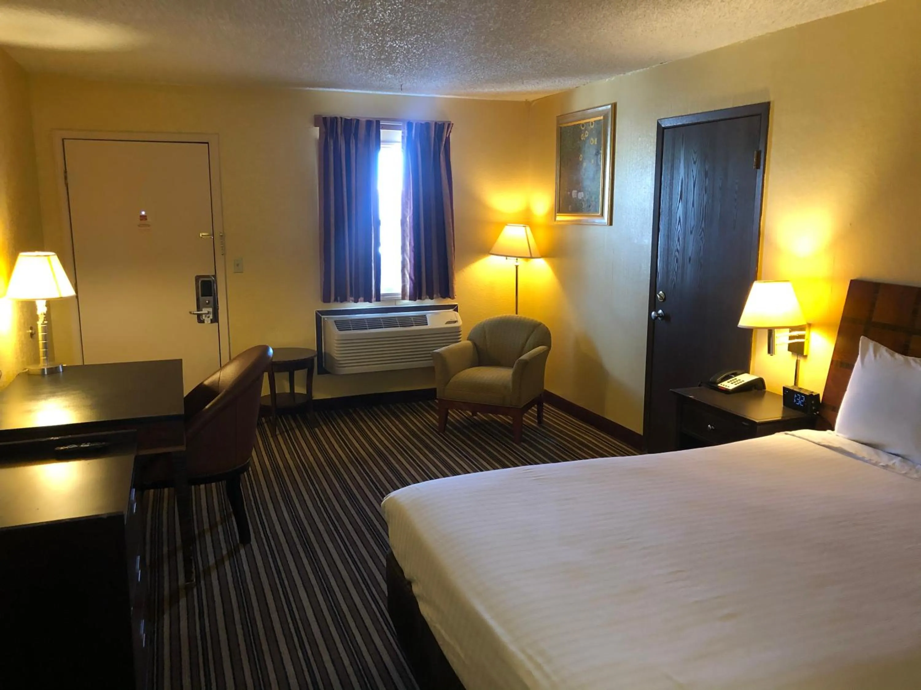 Bed in Nendels Inn & Suites Dodge City Airport