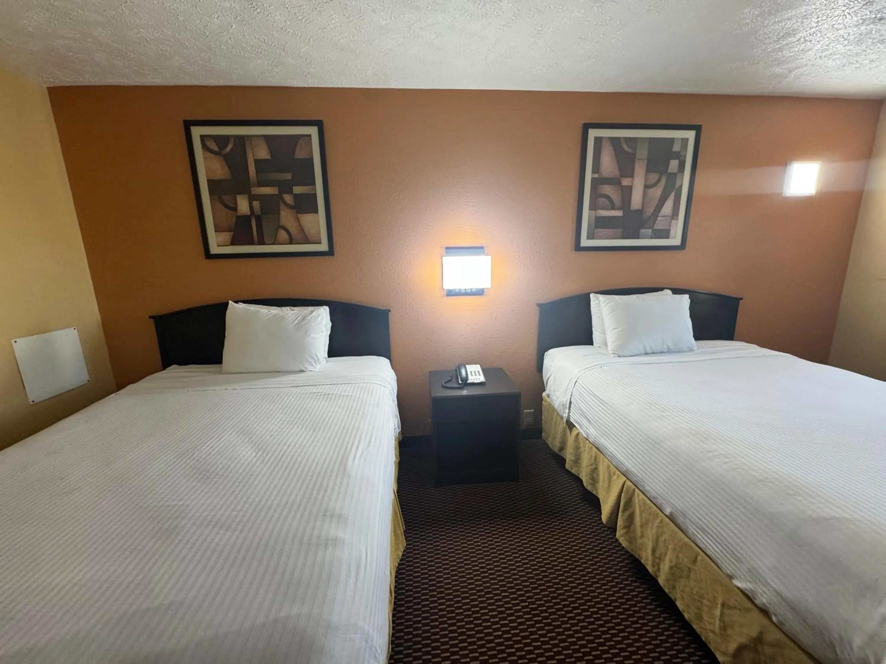 Bed in Nendels Inn & Suites Dodge City Airport