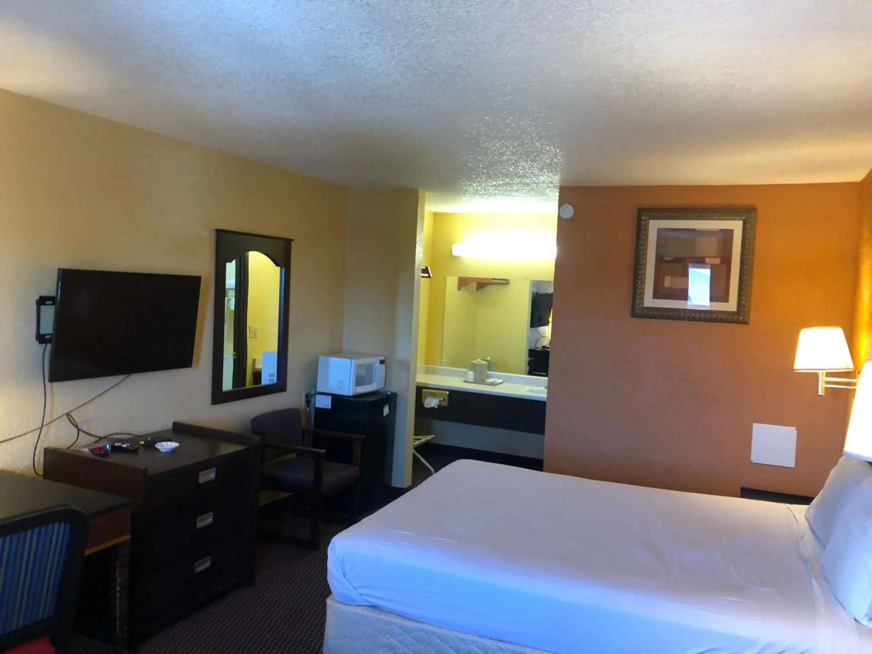 Bed in Nendels Inn & Suites Dodge City Airport