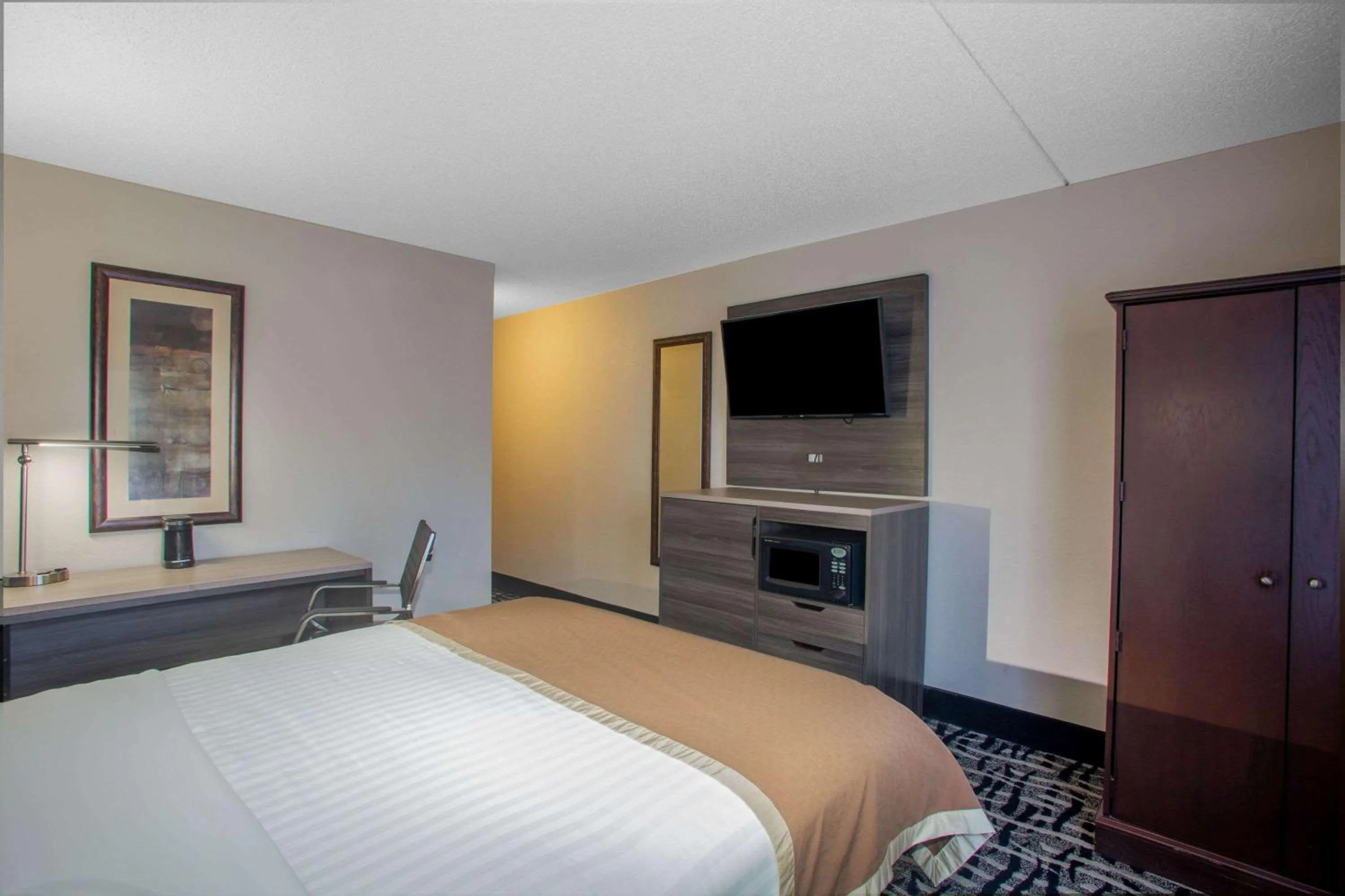 Photo of the whole room, Bed in Baymont by Wyndham Branson - On the Strip