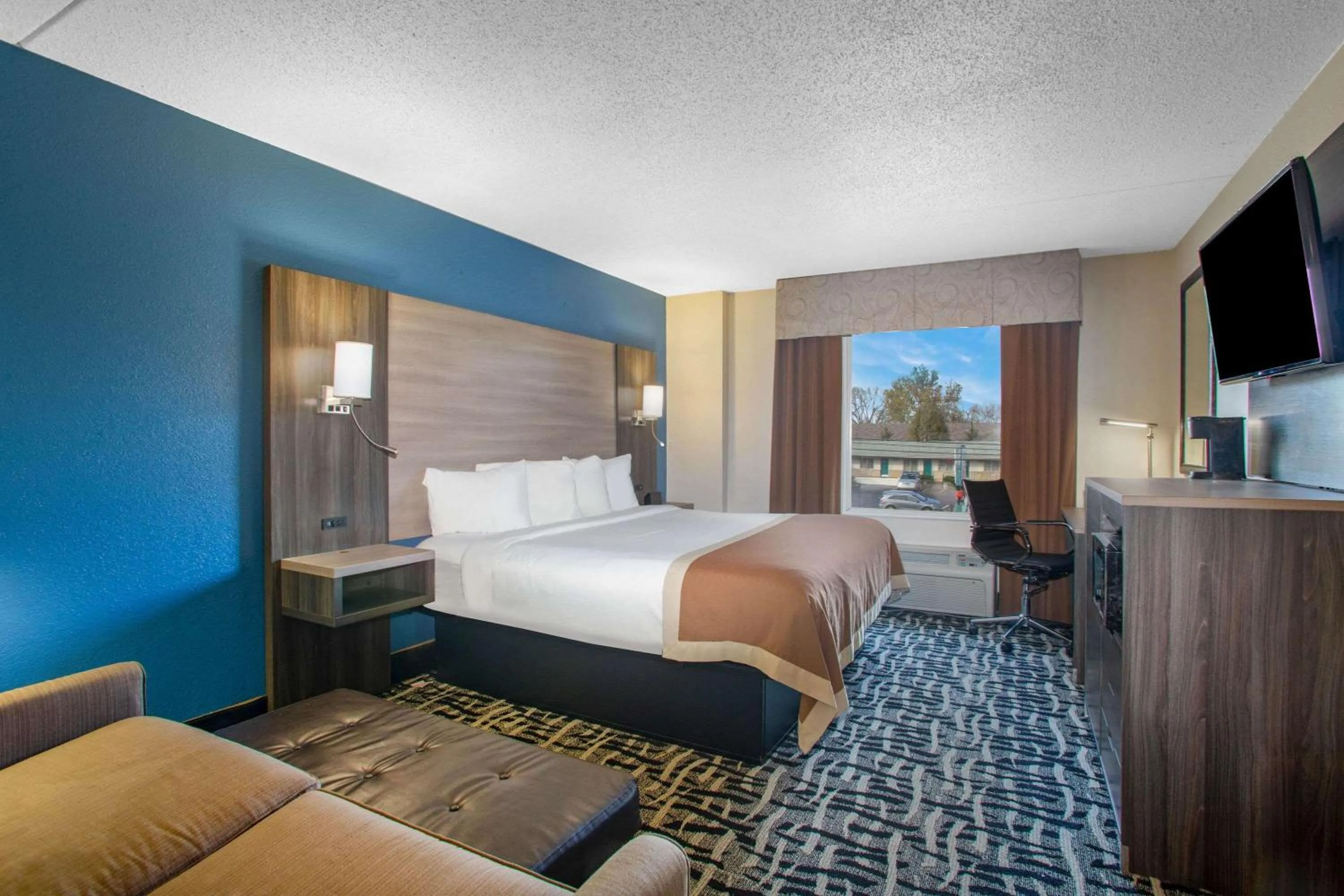 Photo of the whole room, Bed in Baymont by Wyndham Branson - On the Strip