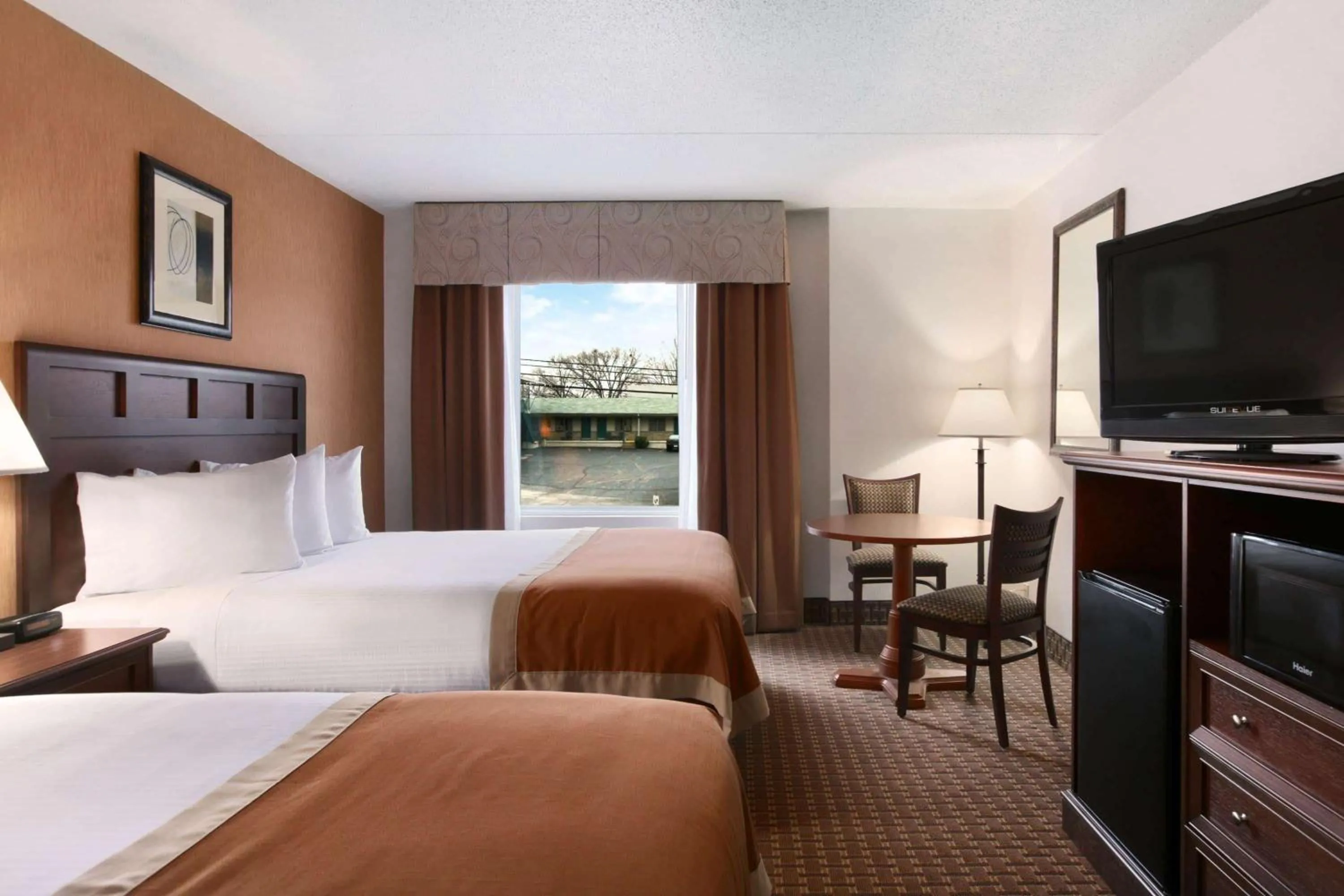 Photo of the whole room, Bed in Baymont by Wyndham Branson - On the Strip