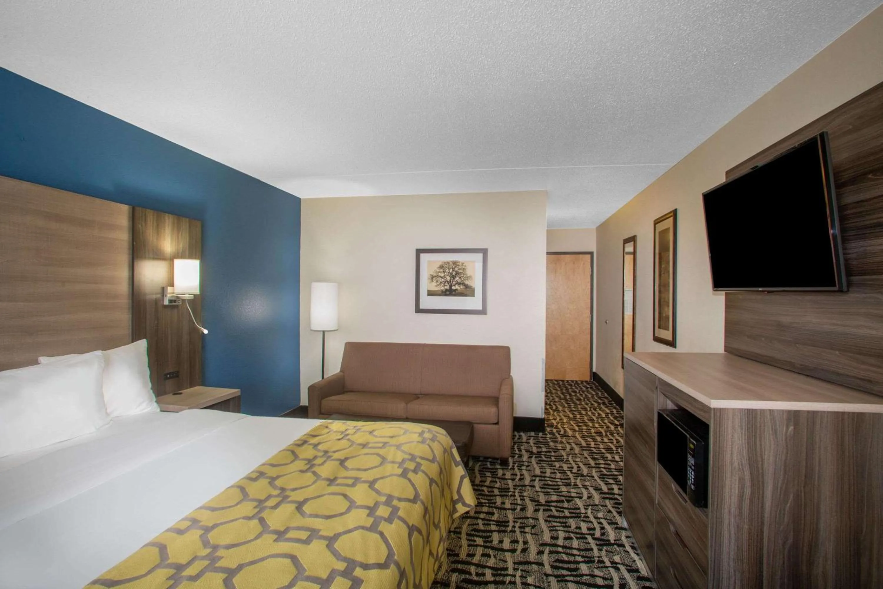 Photo of the whole room, Bed in Baymont by Wyndham Branson - On the Strip