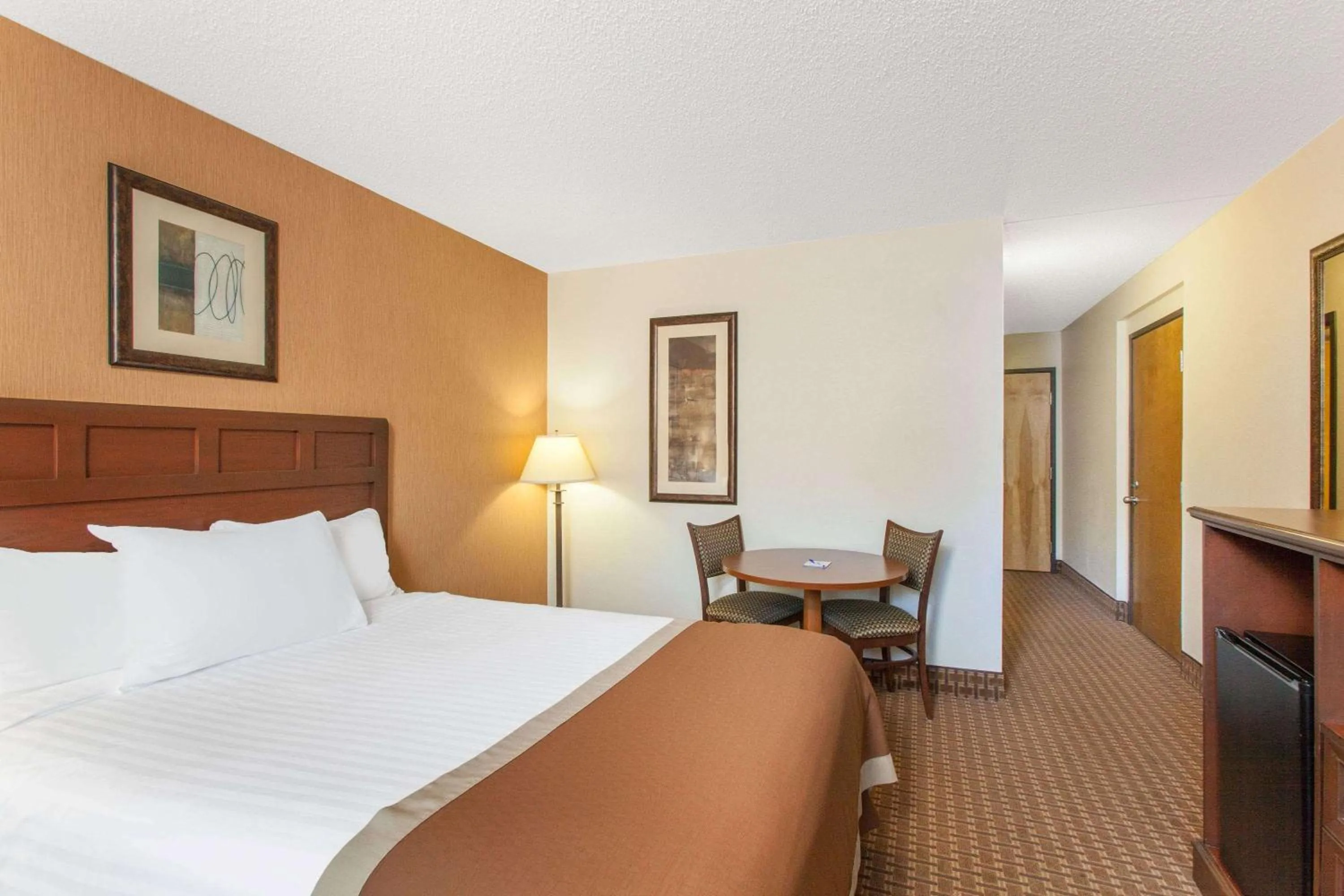 Photo of the whole room, Bed in Baymont by Wyndham Branson - On the Strip