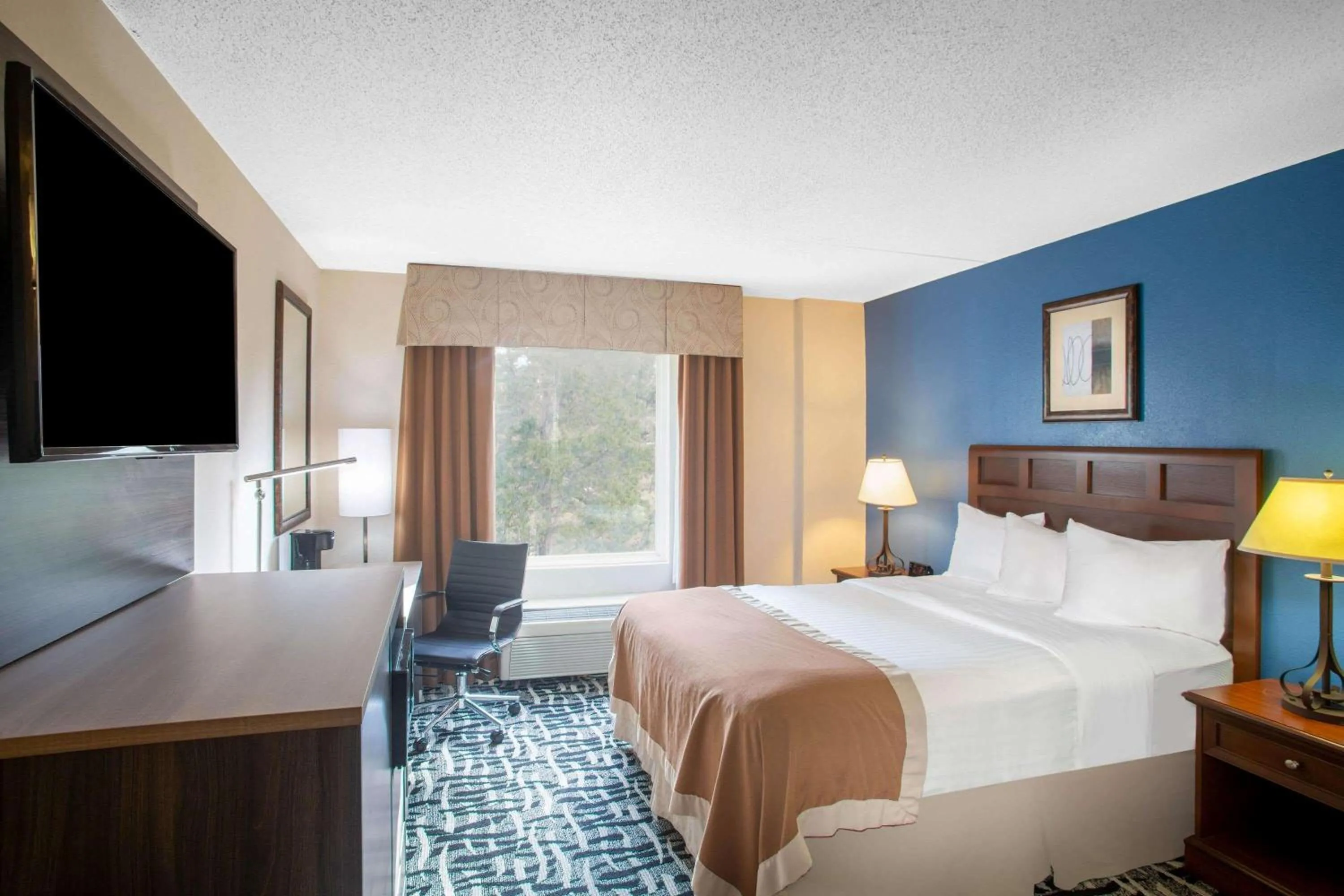 Photo of the whole room, Bed in Baymont by Wyndham Branson - On the Strip