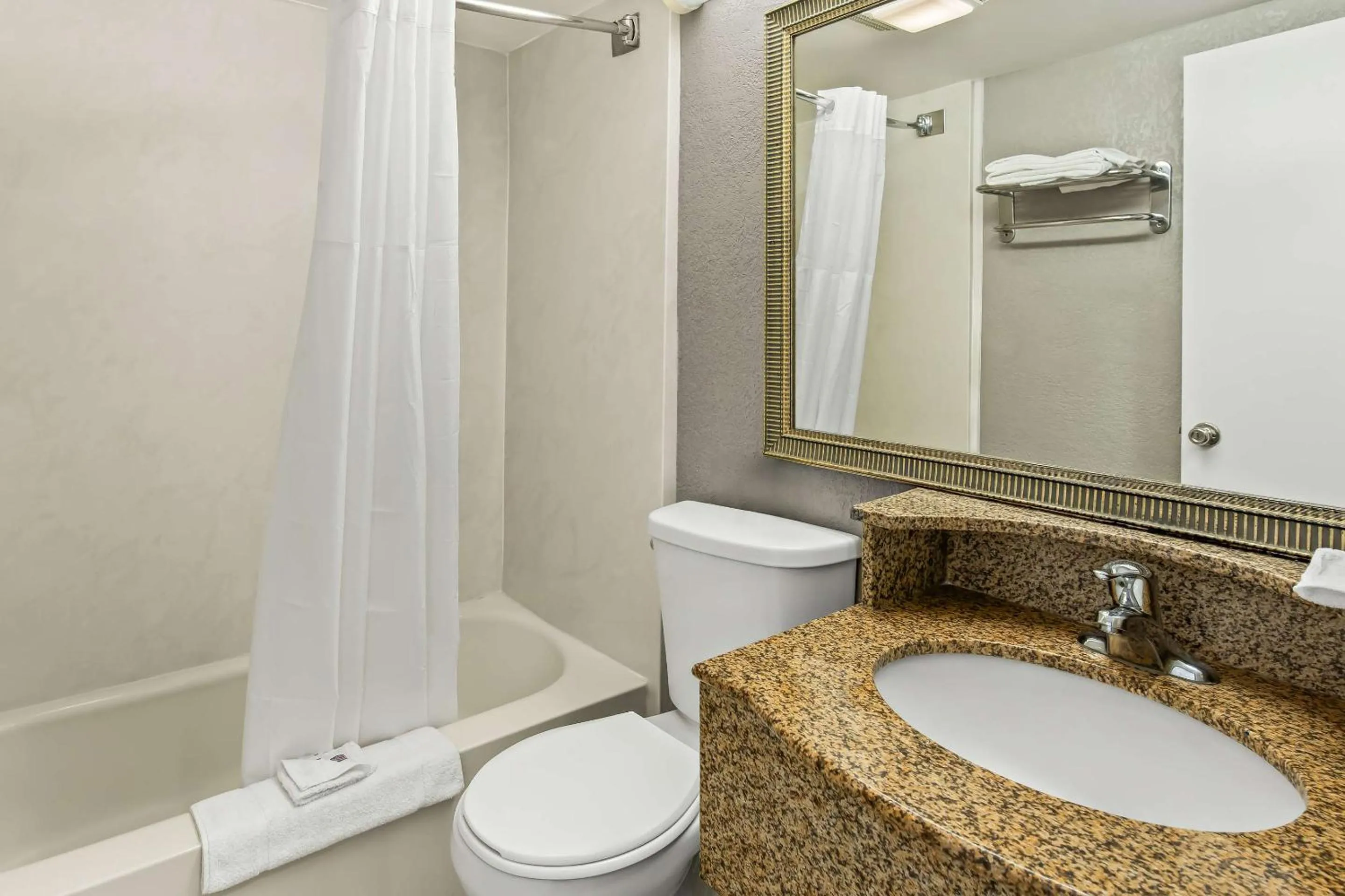 Bathroom in Motel 6 Lester - Philadelphia Airport