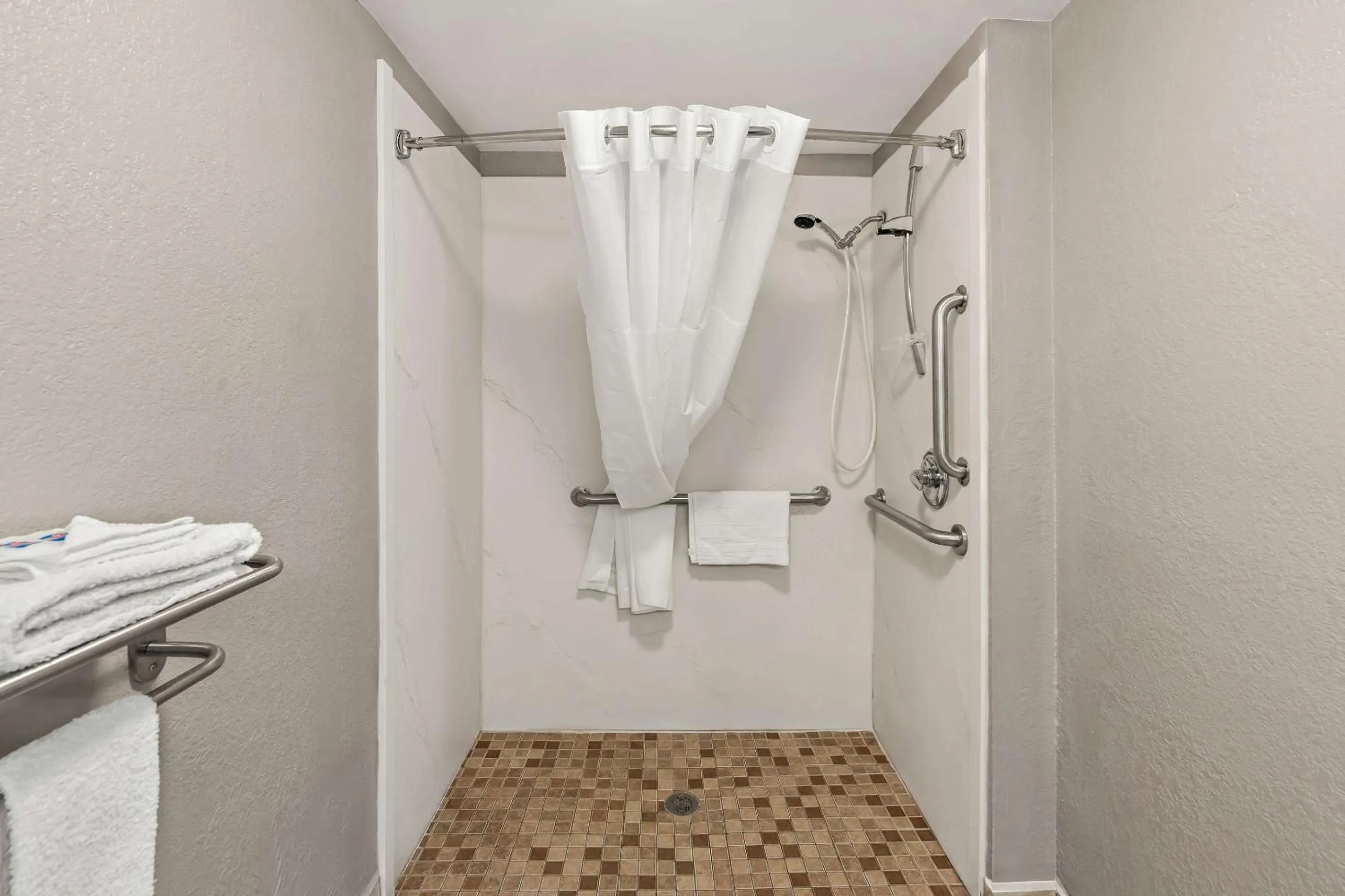 Bathroom in Motel 6 Lester - Philadelphia Airport