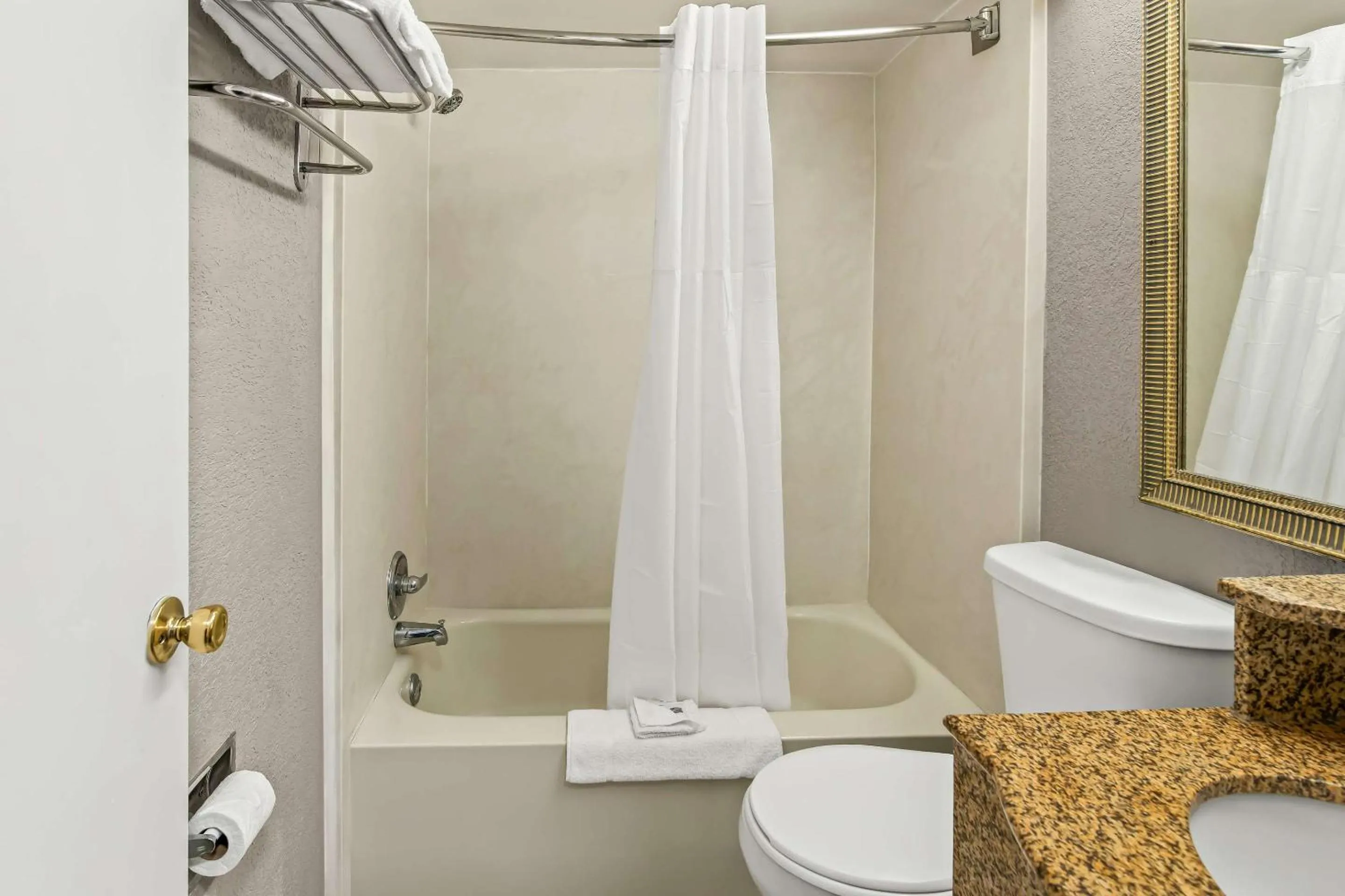 Bathroom in Motel 6 Lester - Philadelphia Airport