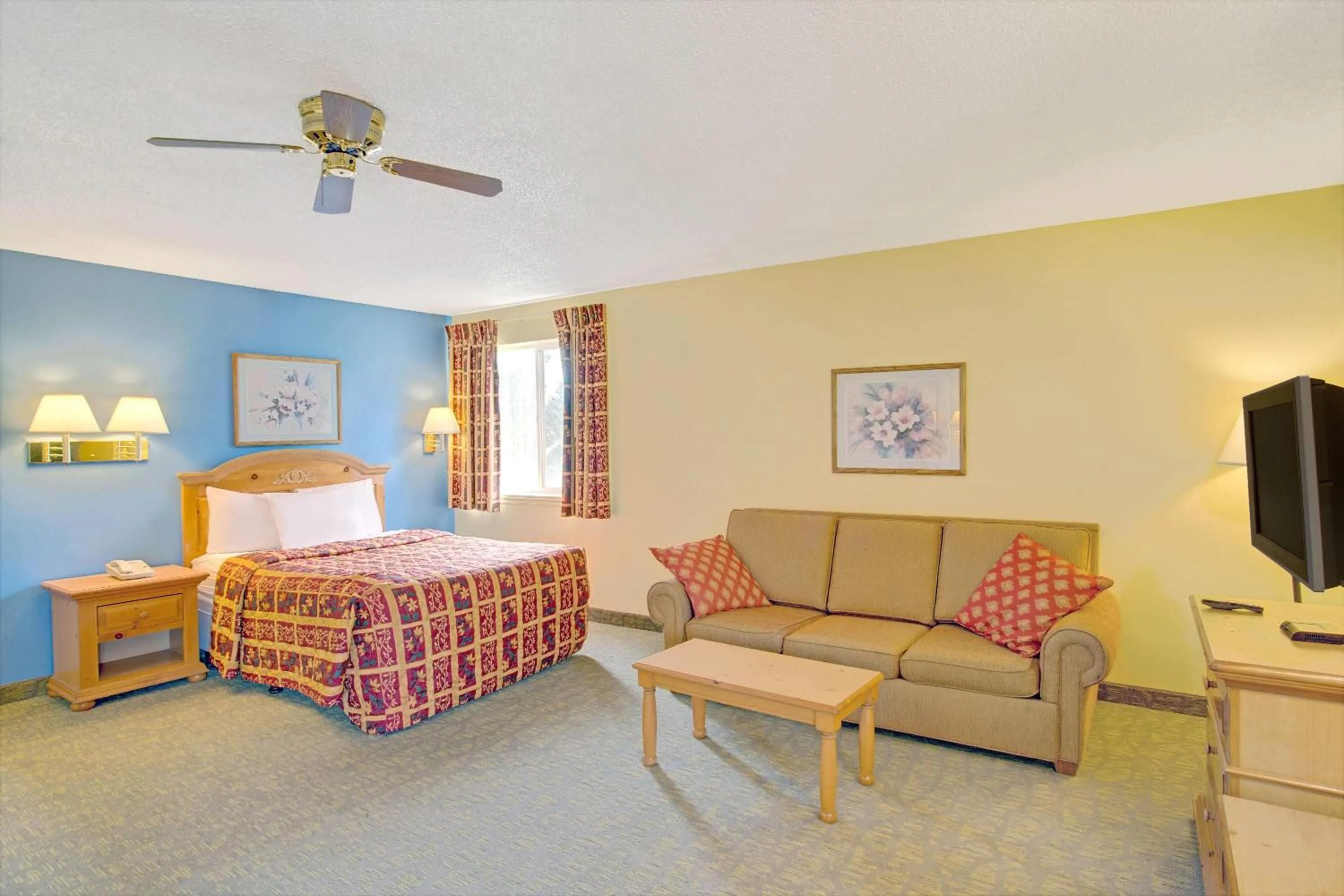 Photo of the whole room, Bed in Days Inn by Wyndham Lehi