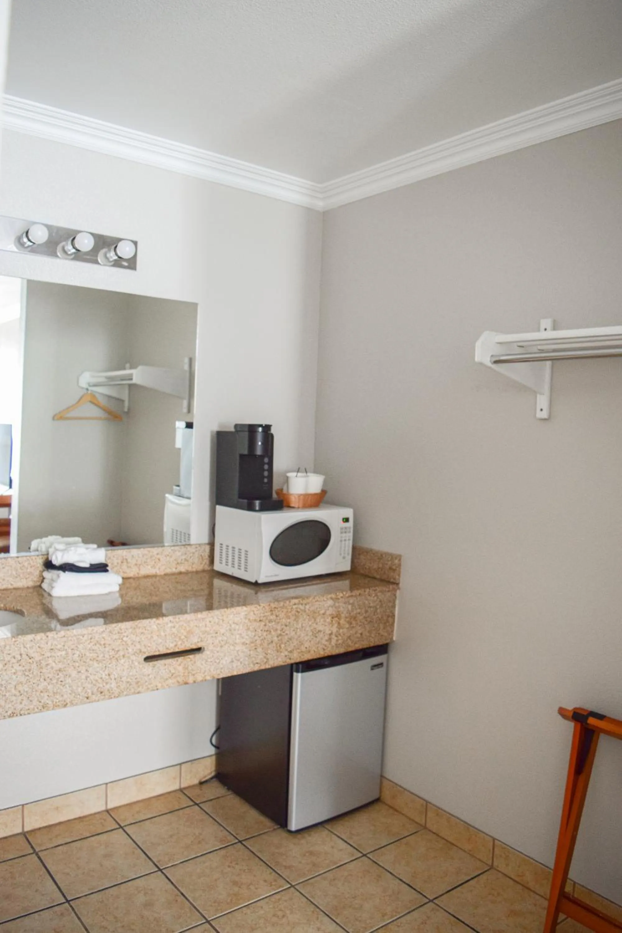 Kitchen or kitchenette in Dune Surfer Inn