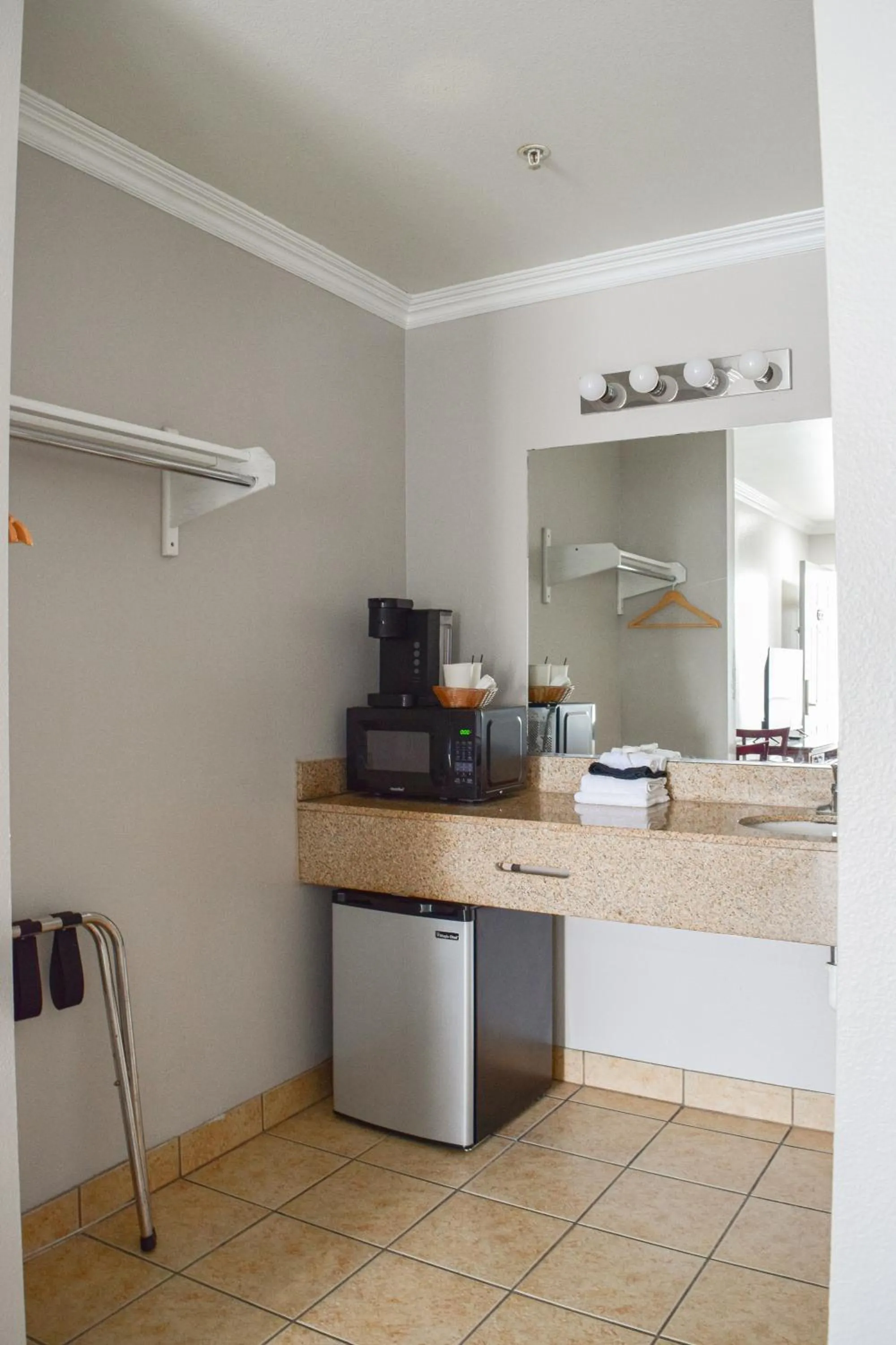 Kitchen or kitchenette in Dune Surfer Inn